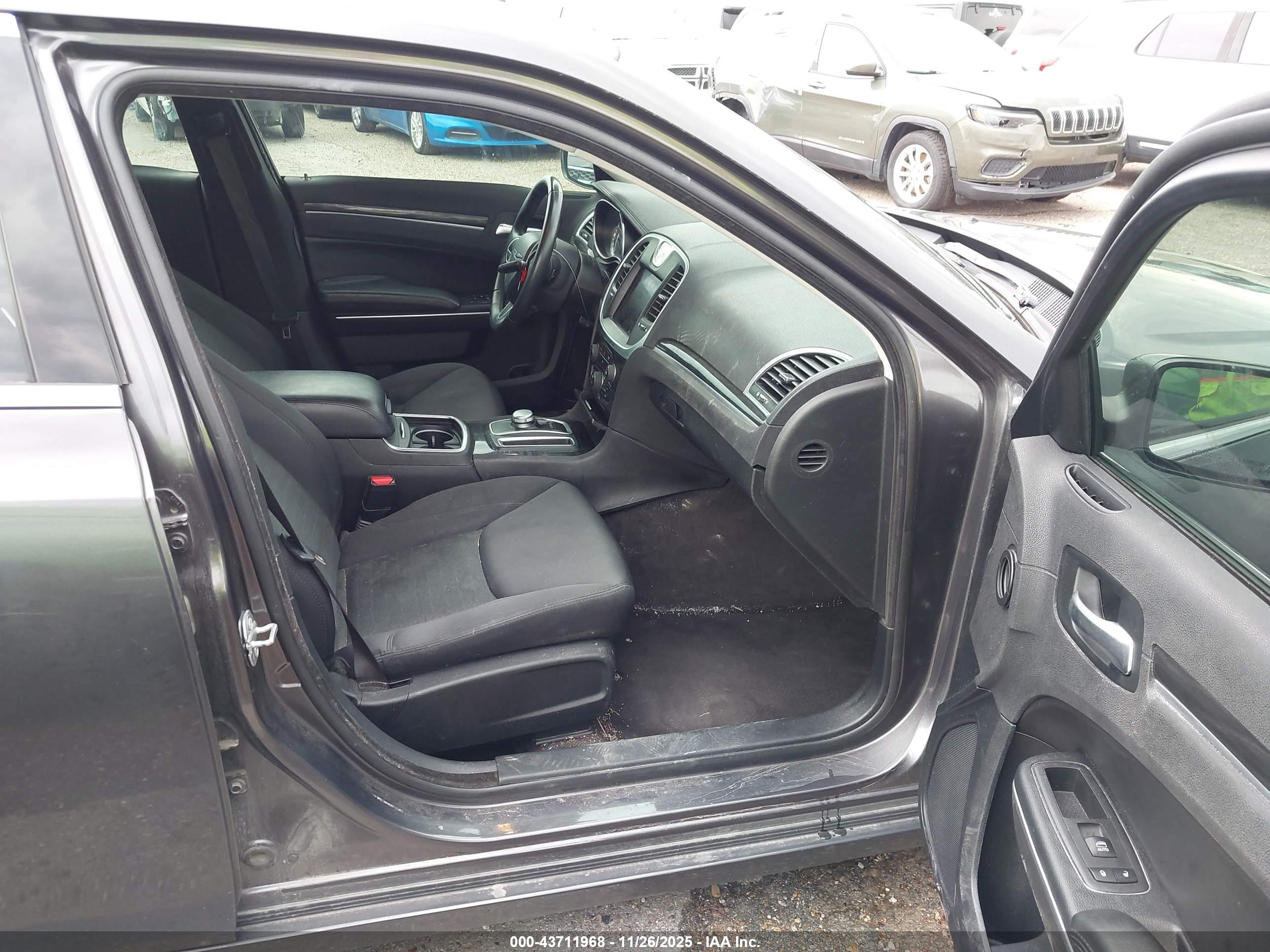 CHRYSLER 300 image 5