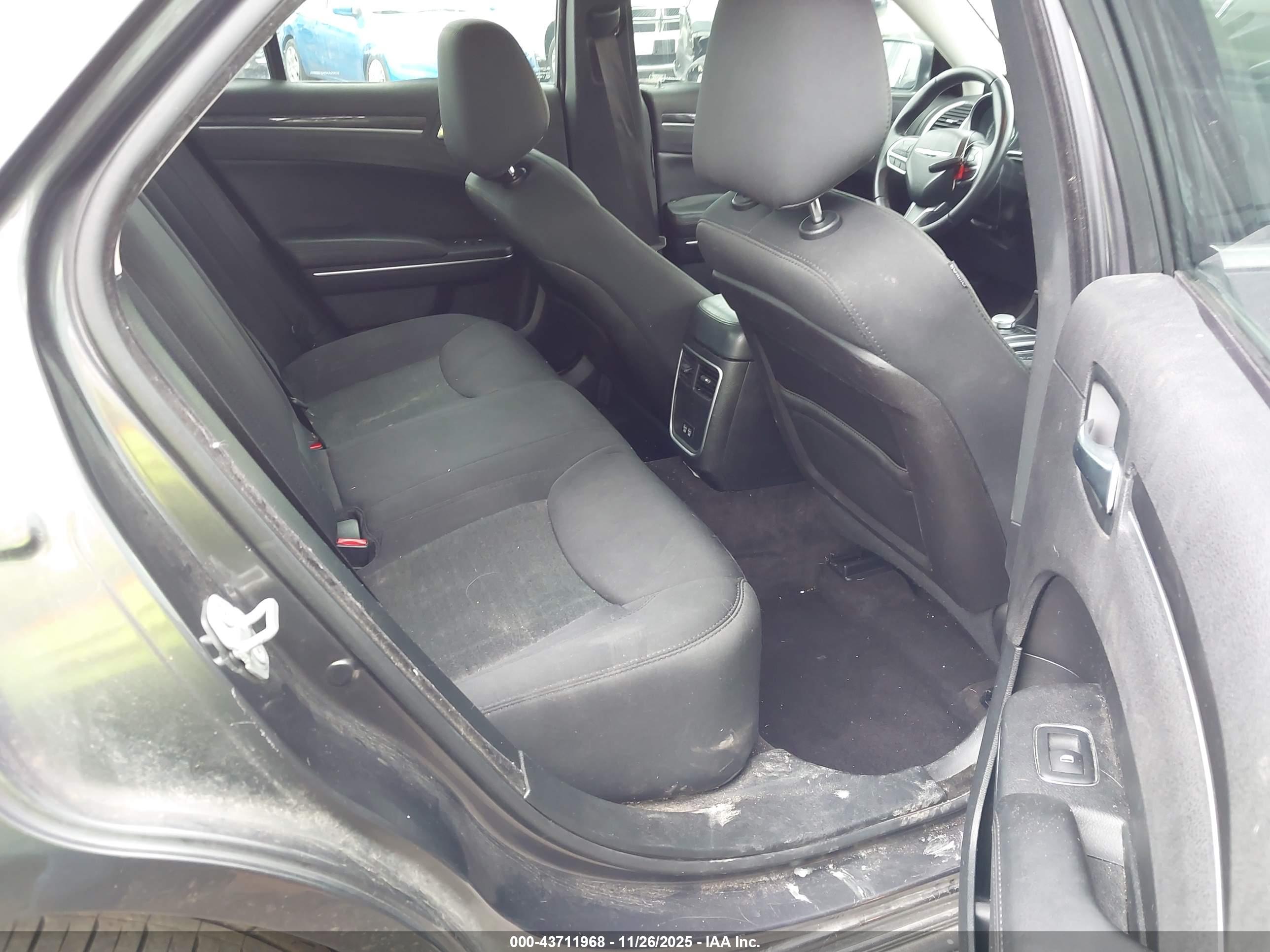 CHRYSLER 300 image 8