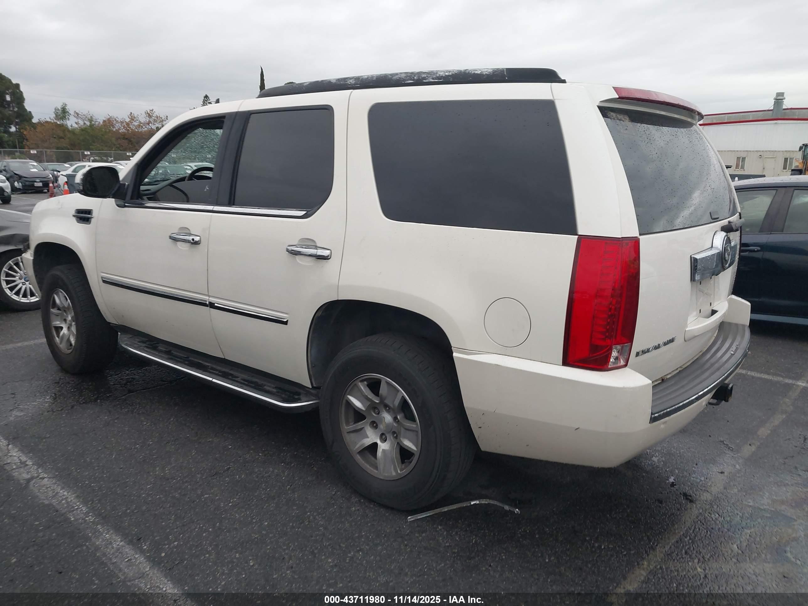 CADILLAC ESCALADE image 3