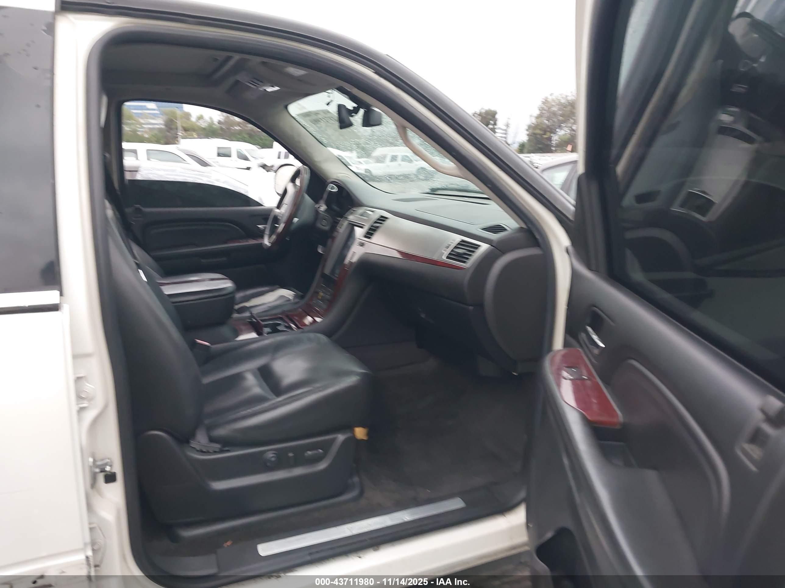 CADILLAC ESCALADE image 5