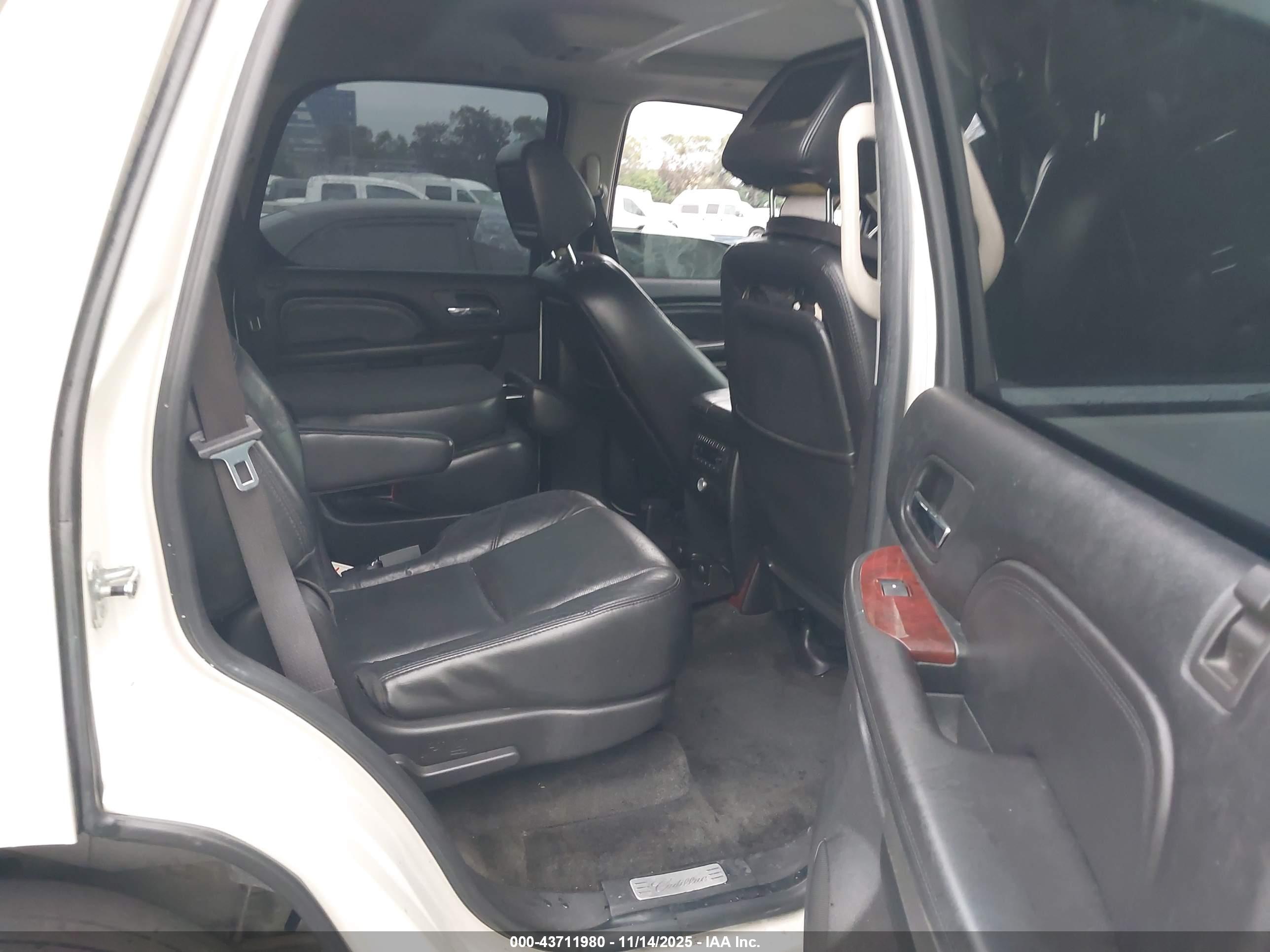 CADILLAC ESCALADE image 8