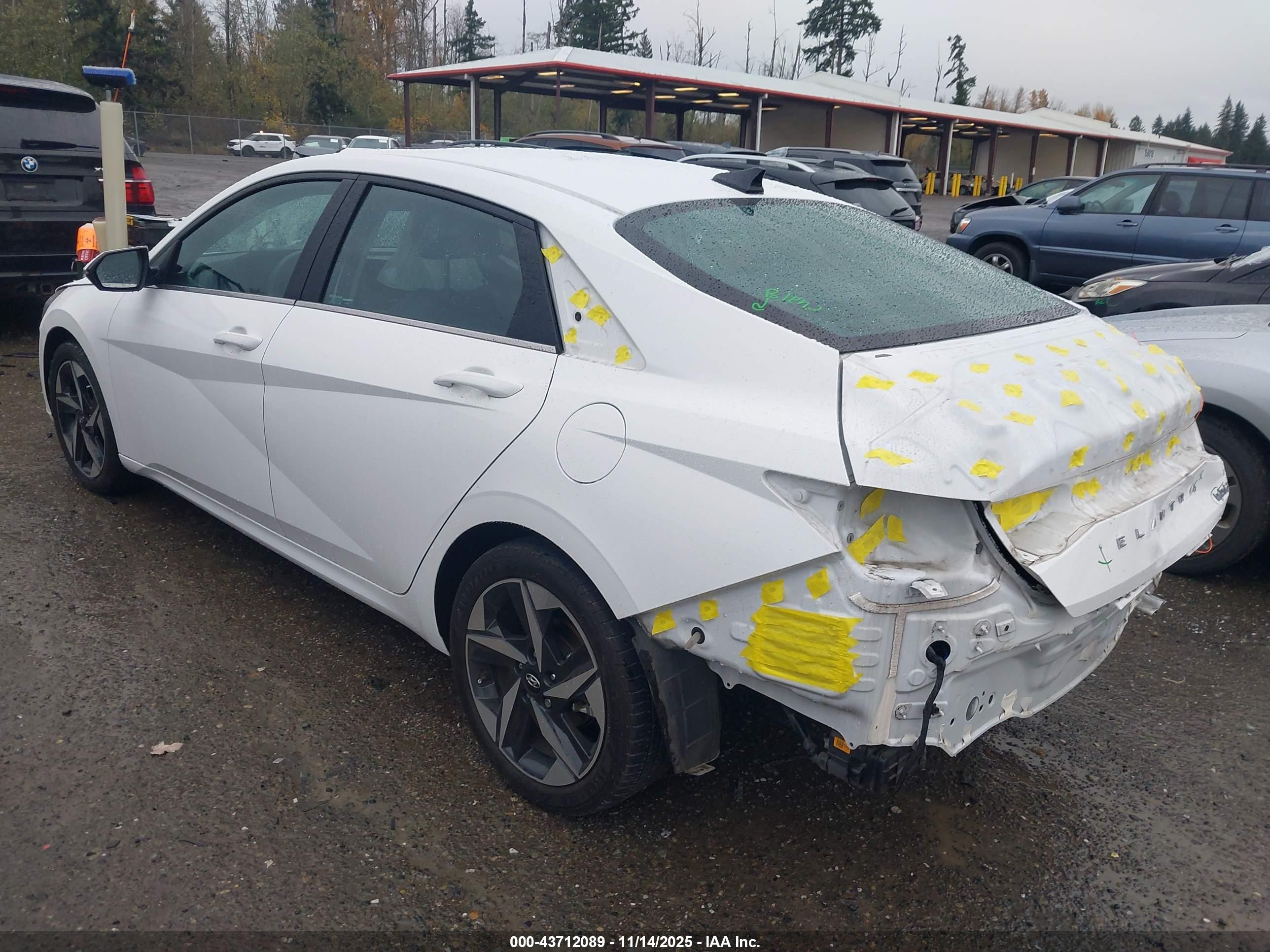 HYUNDAI ELANTRA image 3