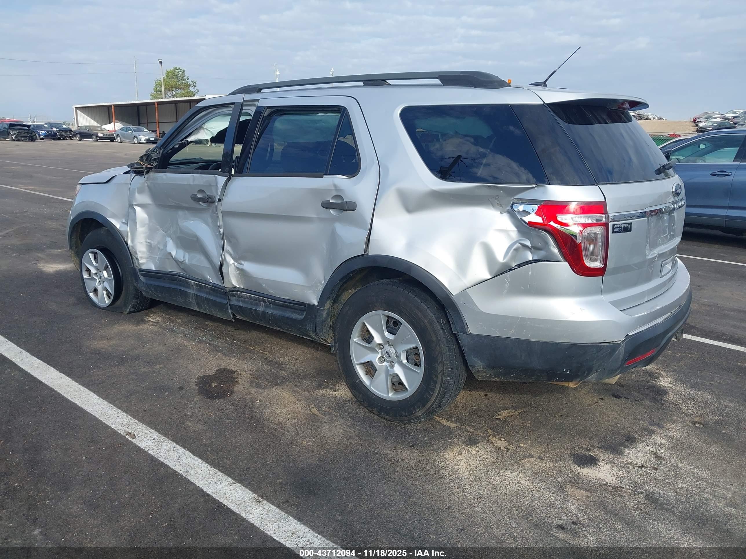 FORD EXPLORER image 3