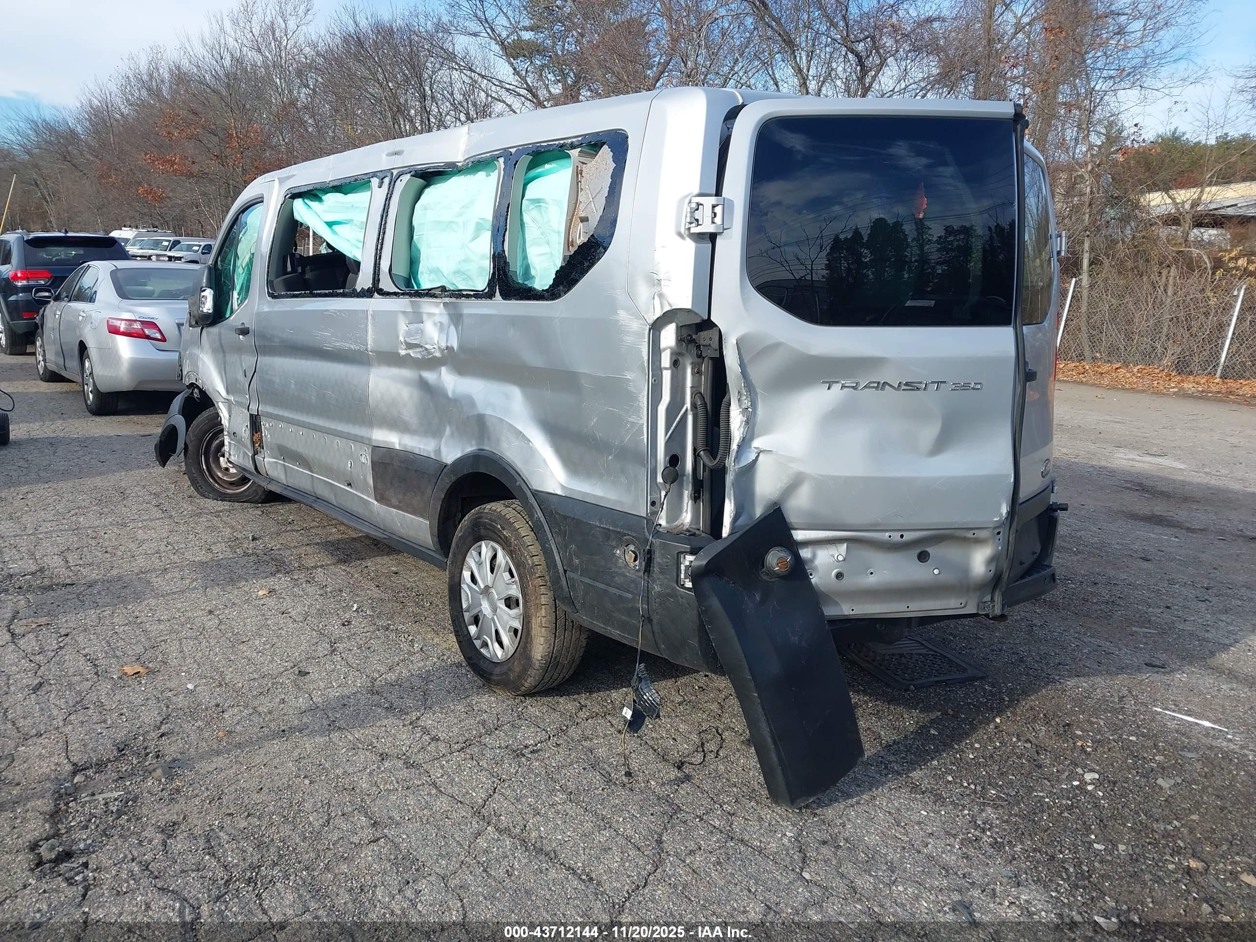 FORD TRANSIT-350 image 3