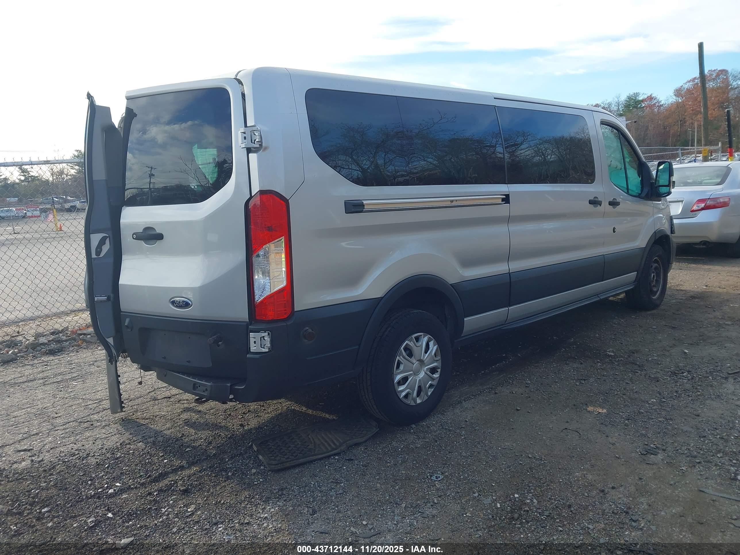 FORD TRANSIT-350 image 4