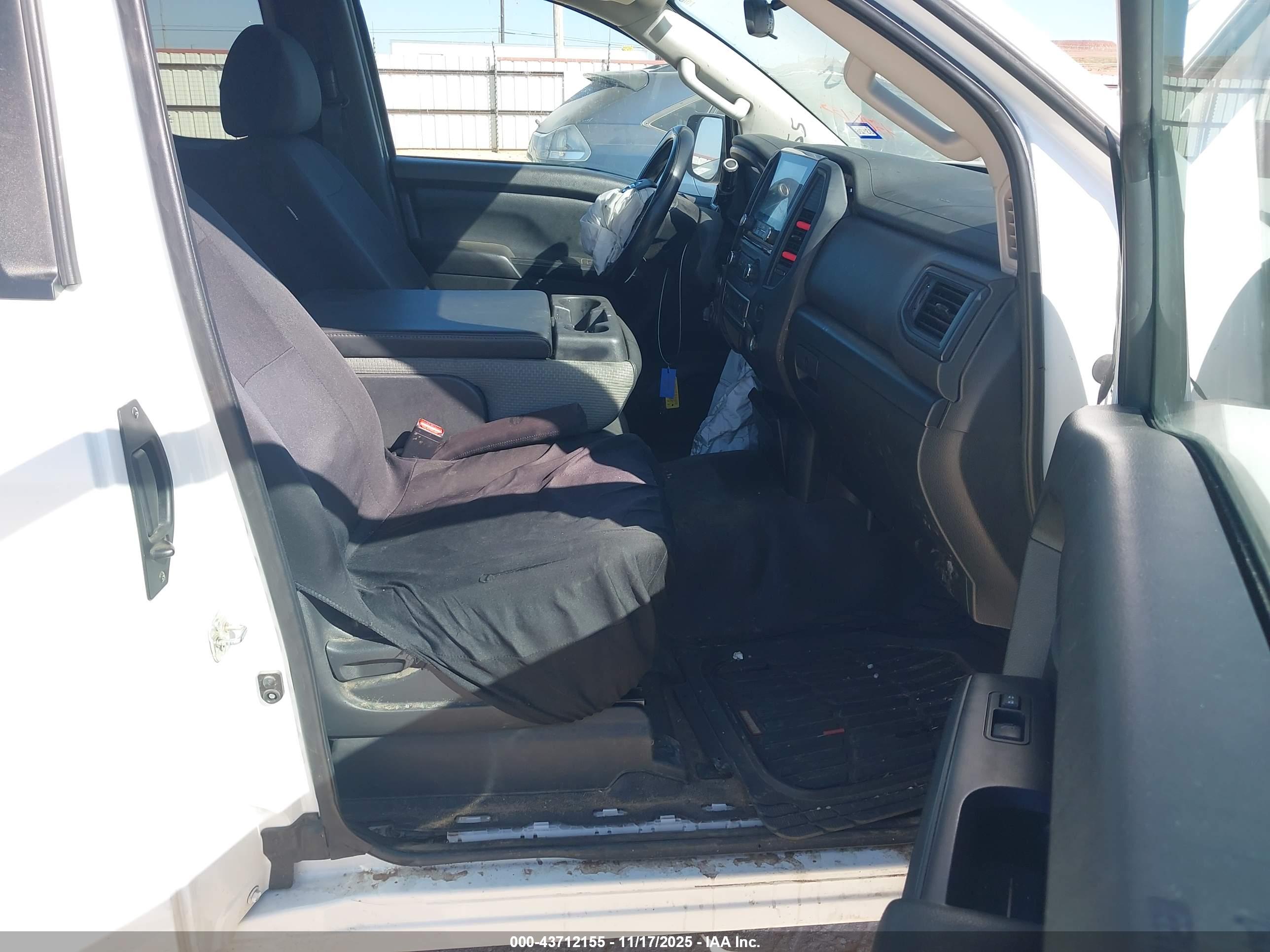 NISSAN TITAN image 5