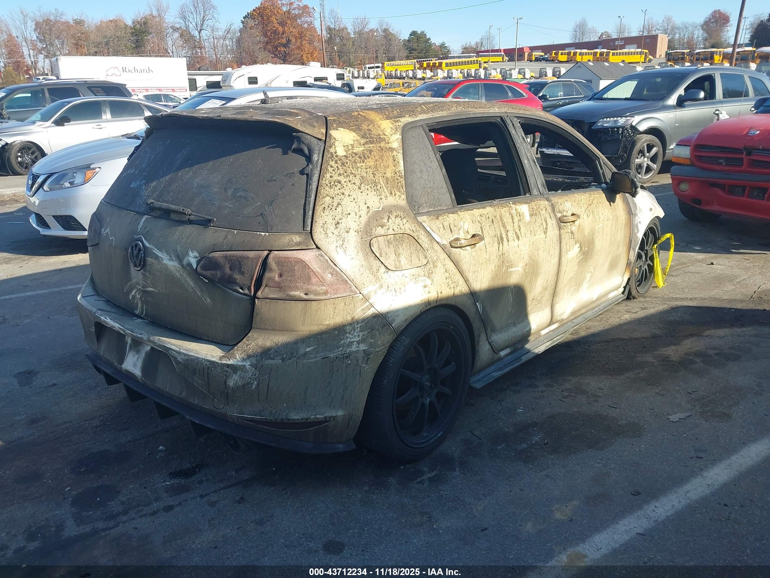 VOLKSWAGEN GOLF image 4