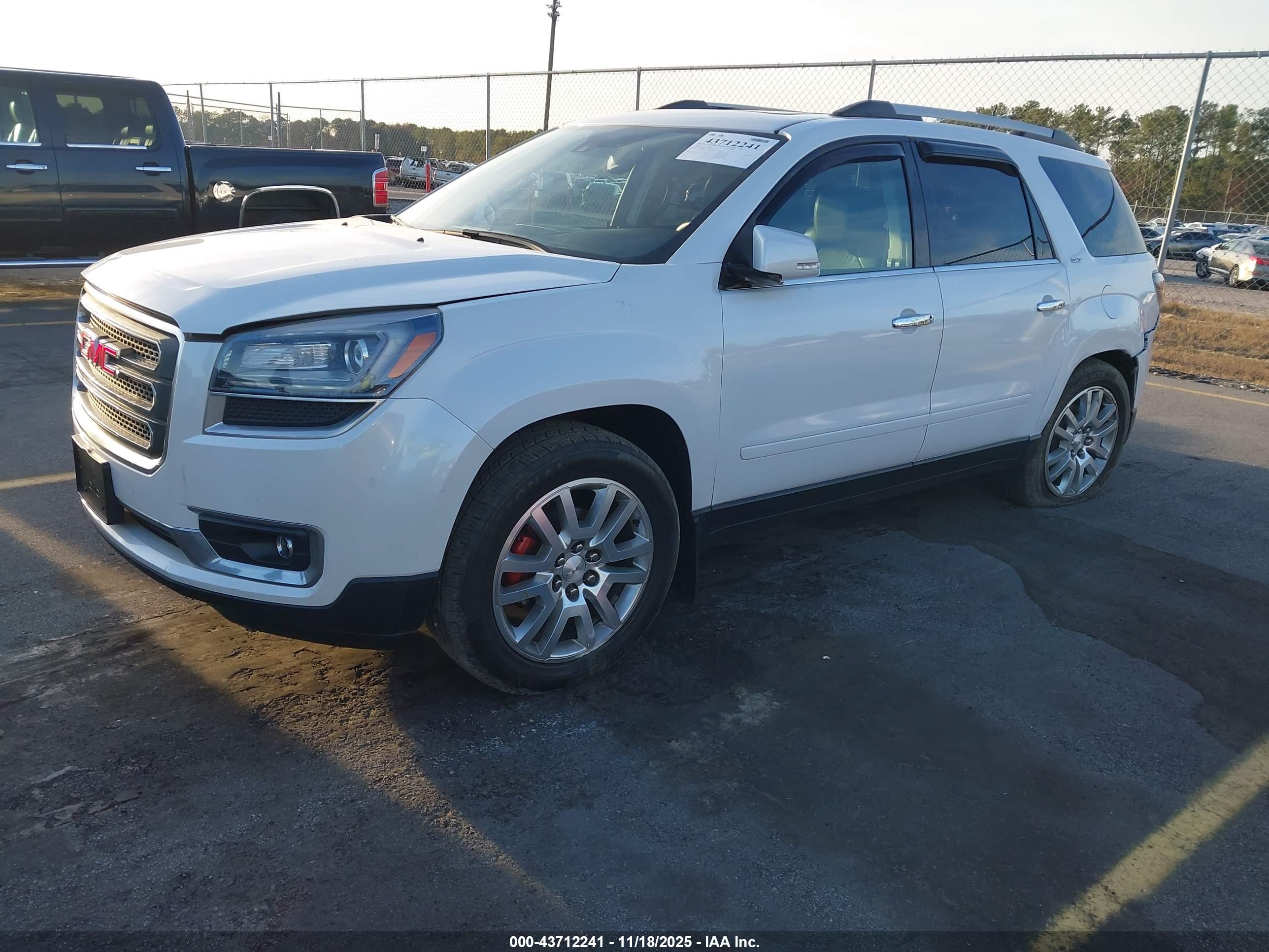 GMC ACADIA image 2