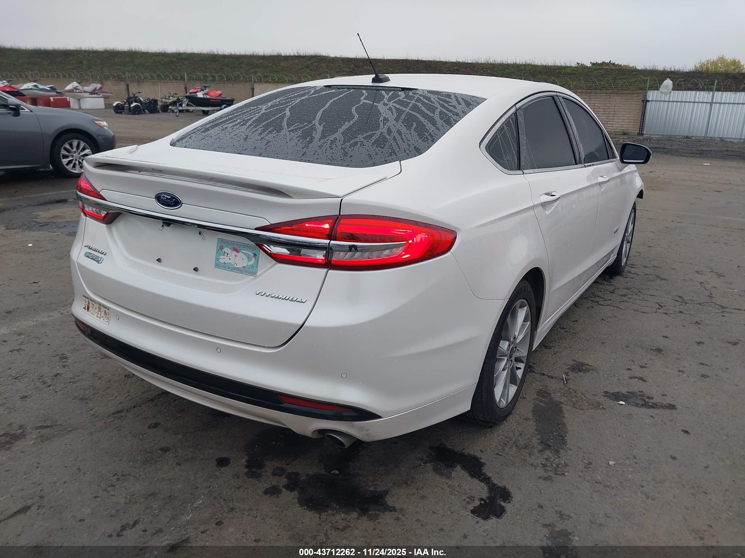 FORD FUSION image 4