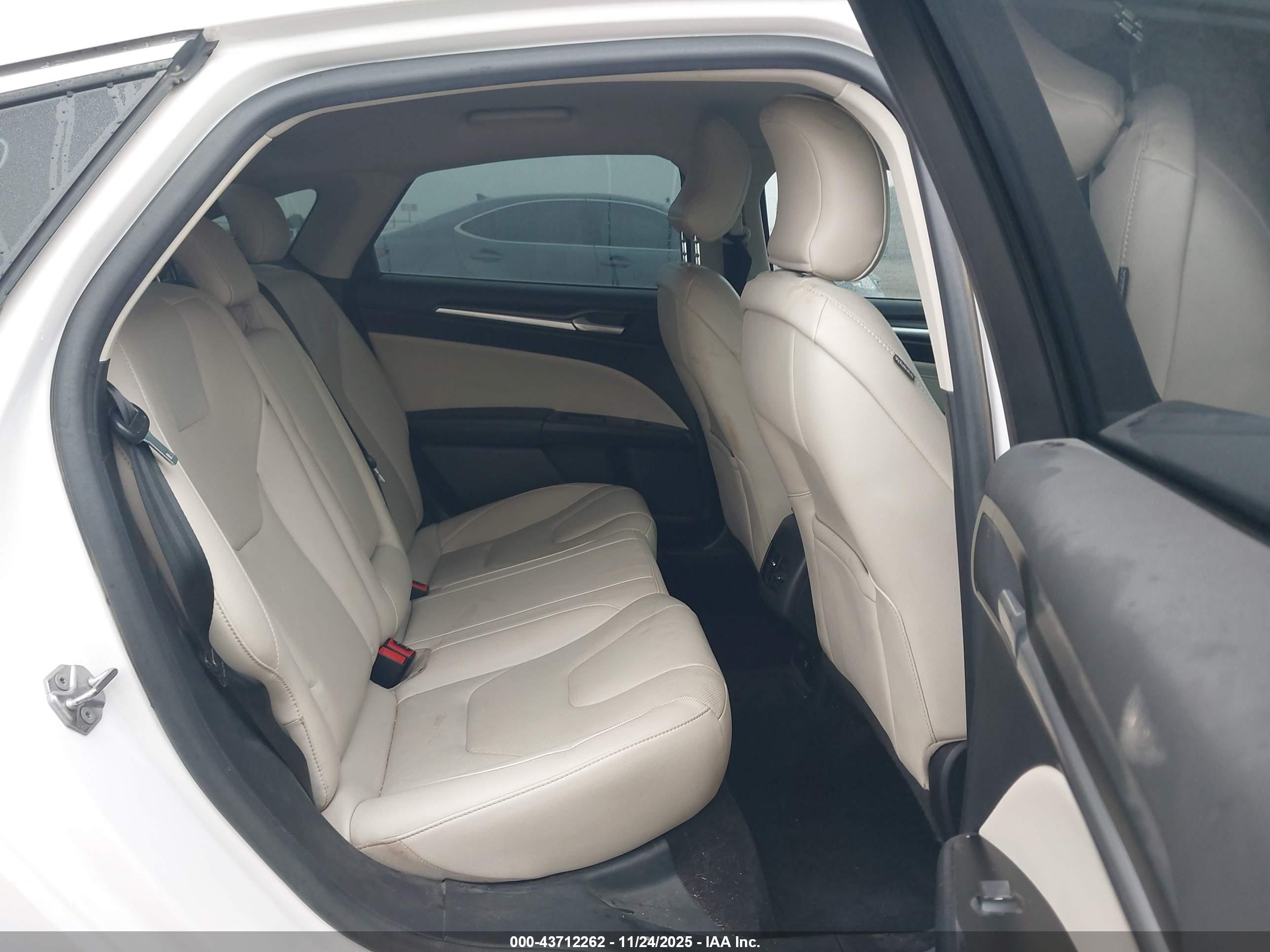 FORD FUSION image 8