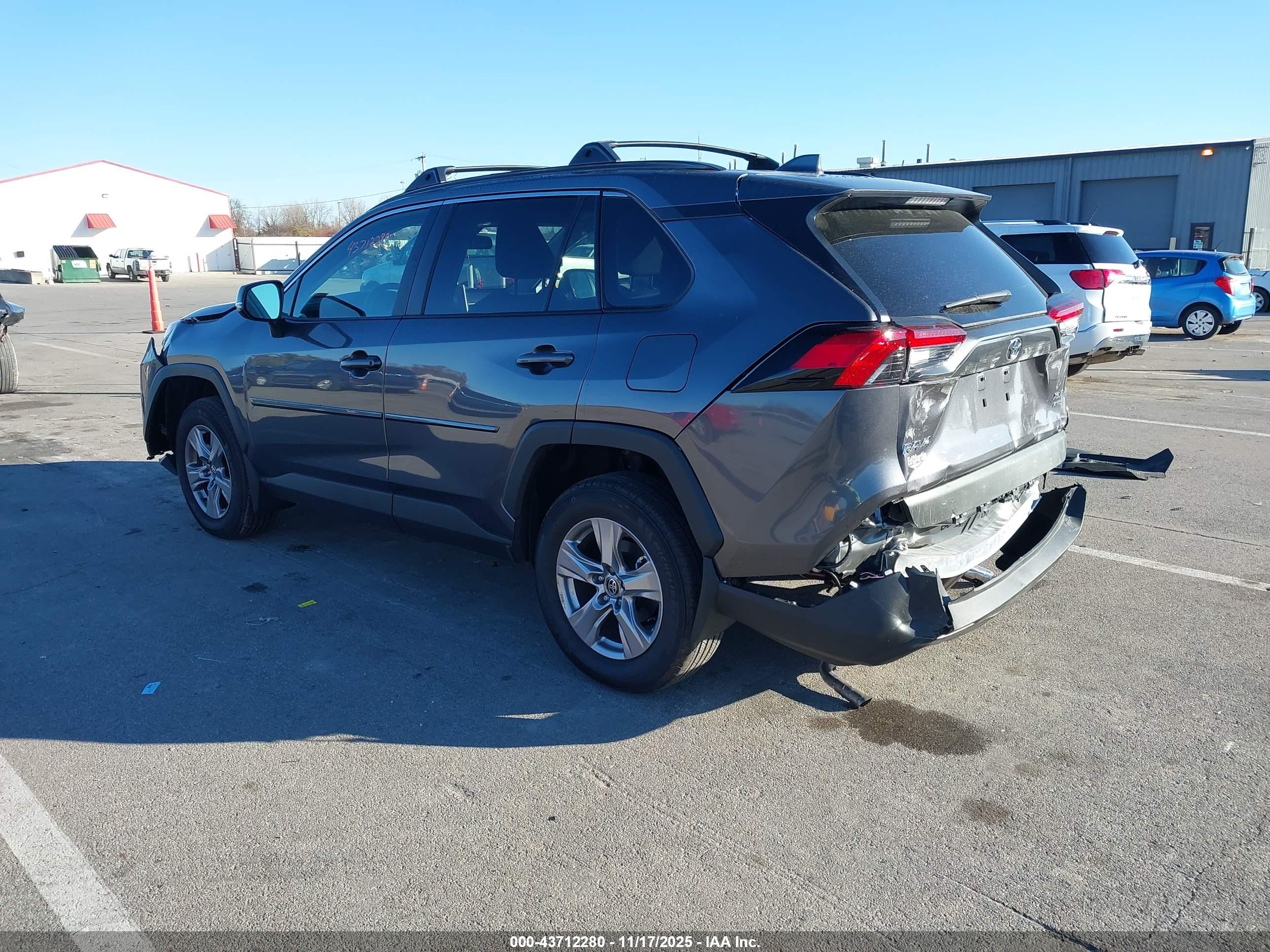 TOYOTA RAV4 image 3