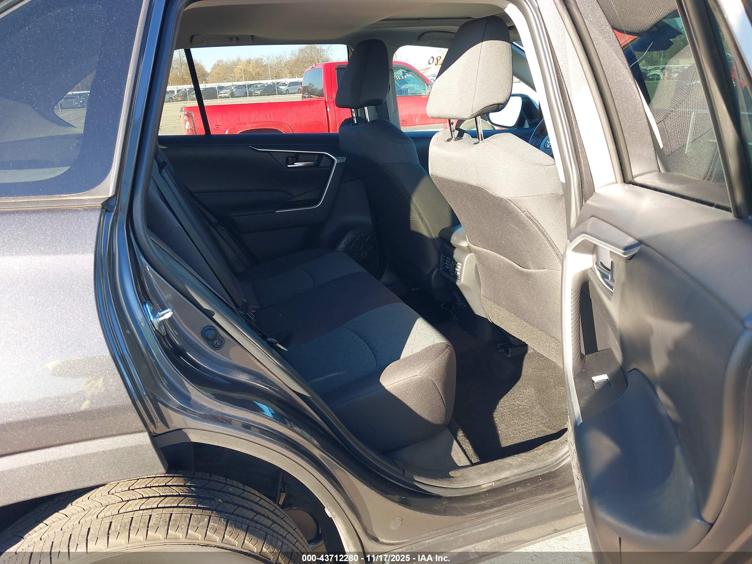 TOYOTA RAV4 image 8