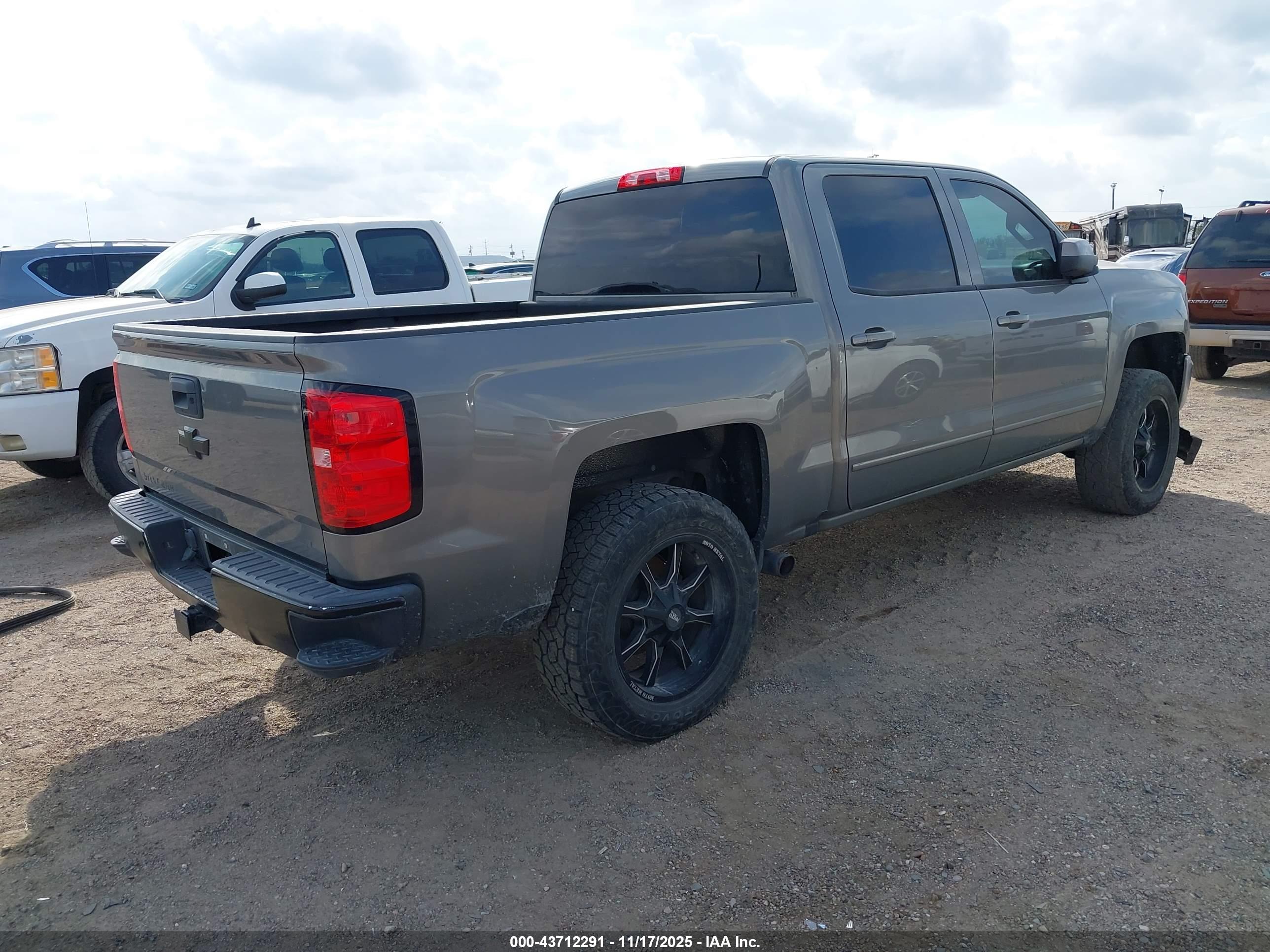 CHEVROLET SILVERADO image 4