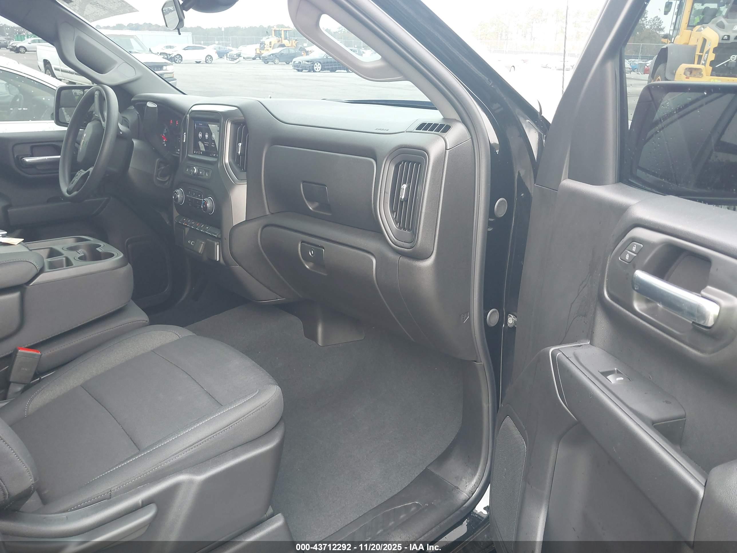 CHEVROLET SILVERADO image 5