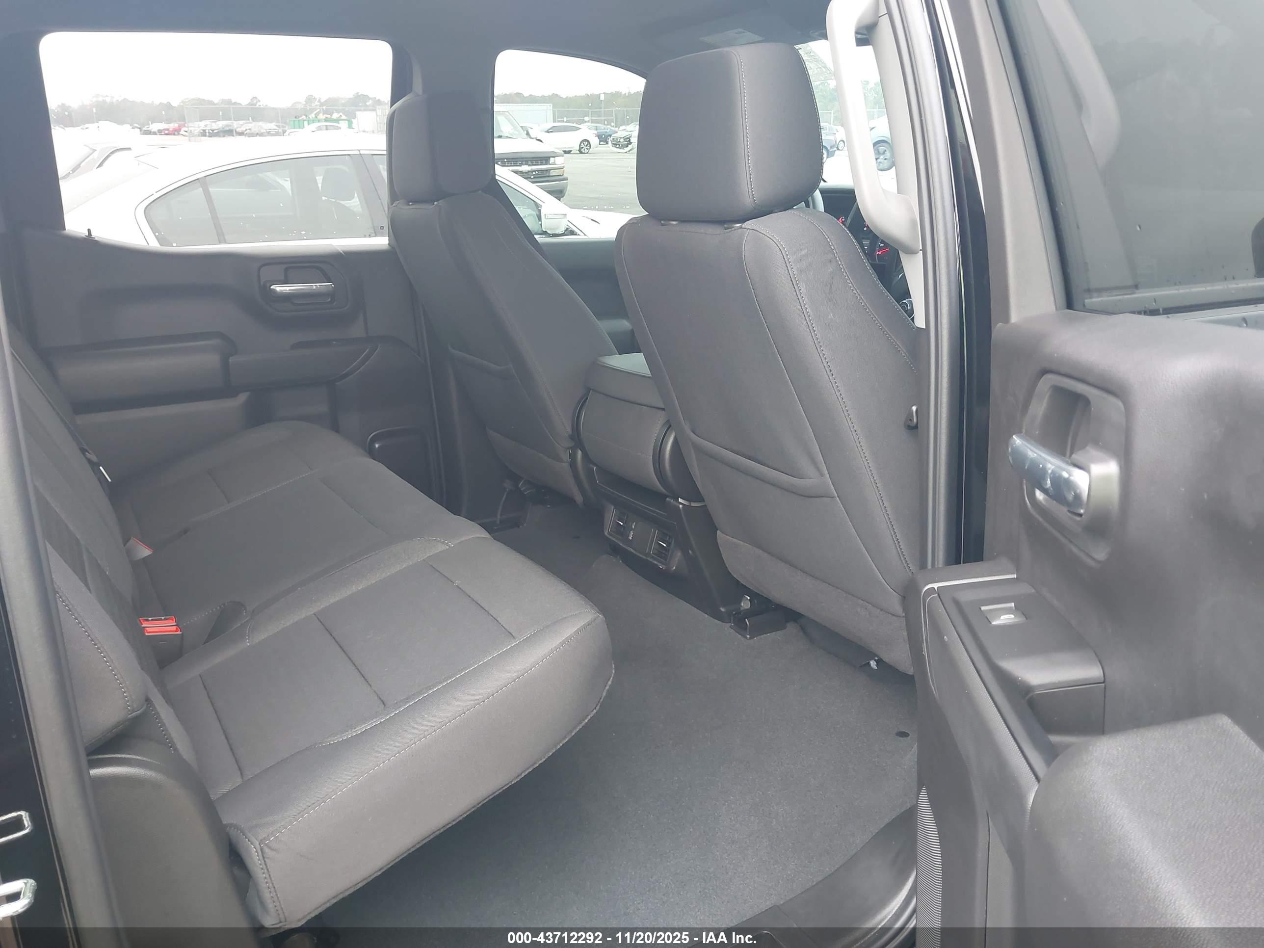 CHEVROLET SILVERADO image 8