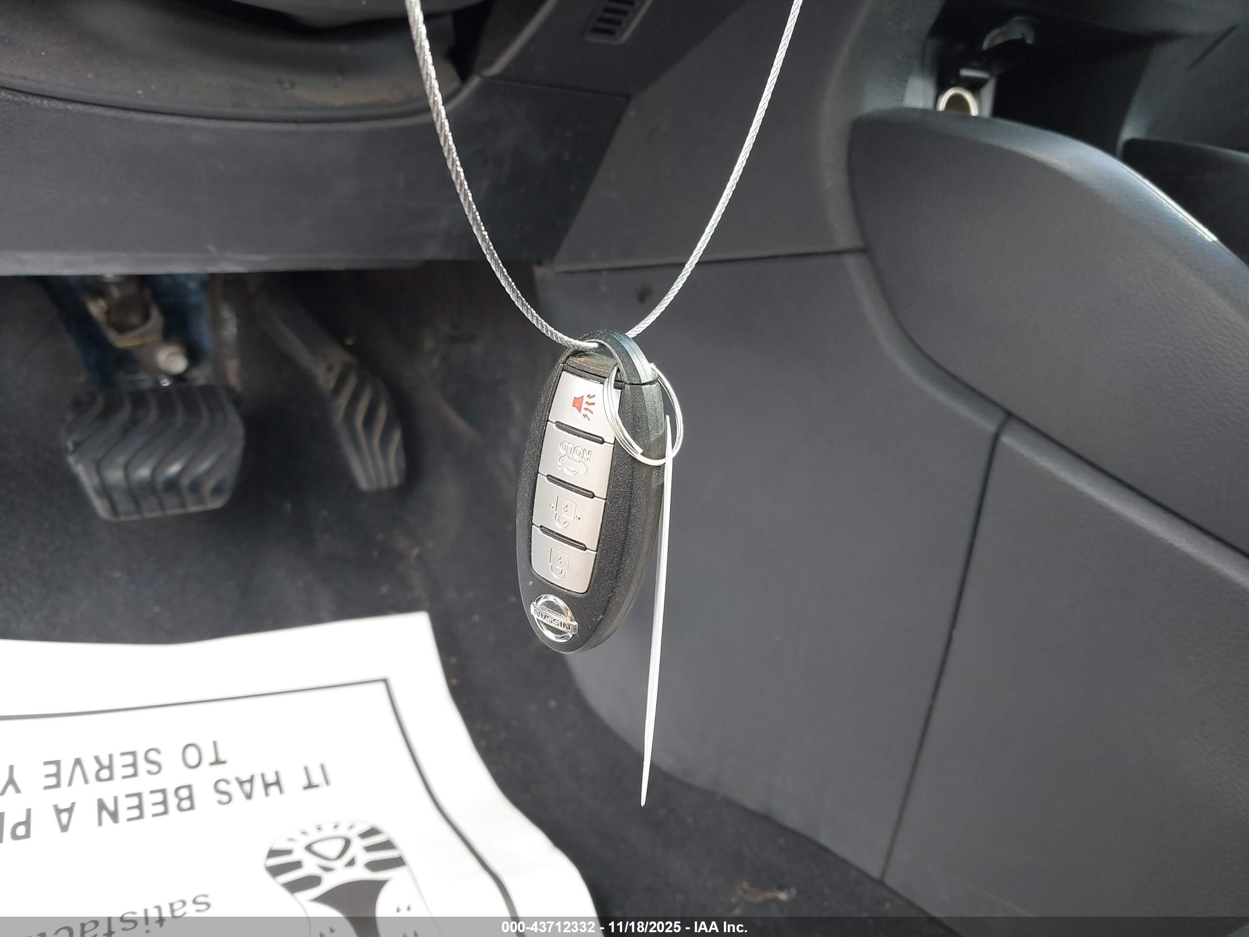 NISSAN VERSA image 11