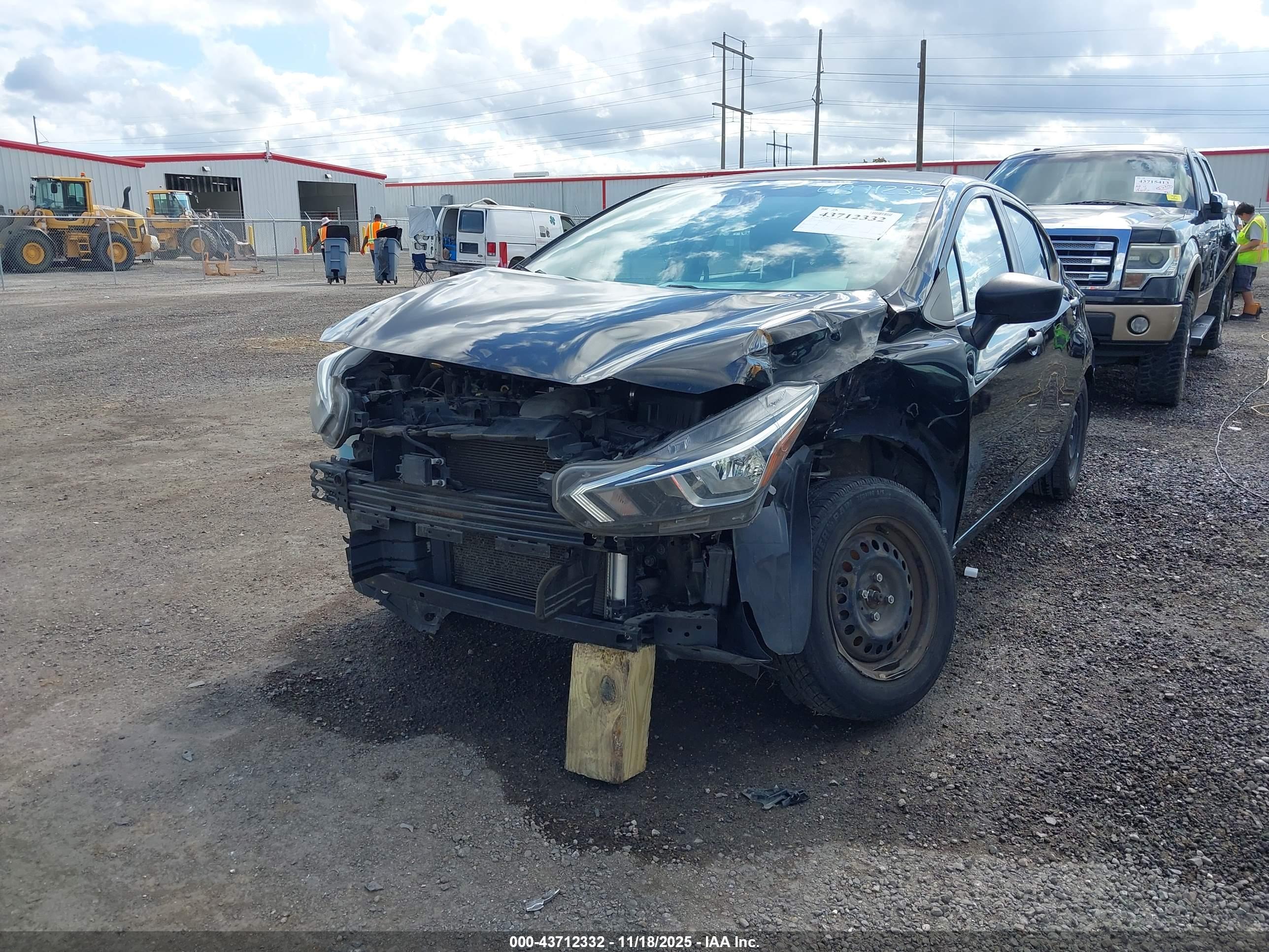 NISSAN VERSA image 6