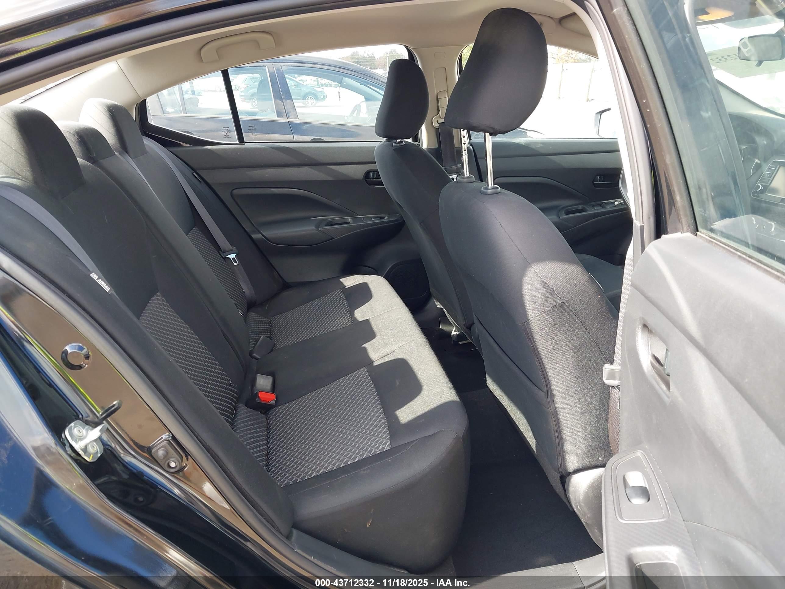 NISSAN VERSA image 8