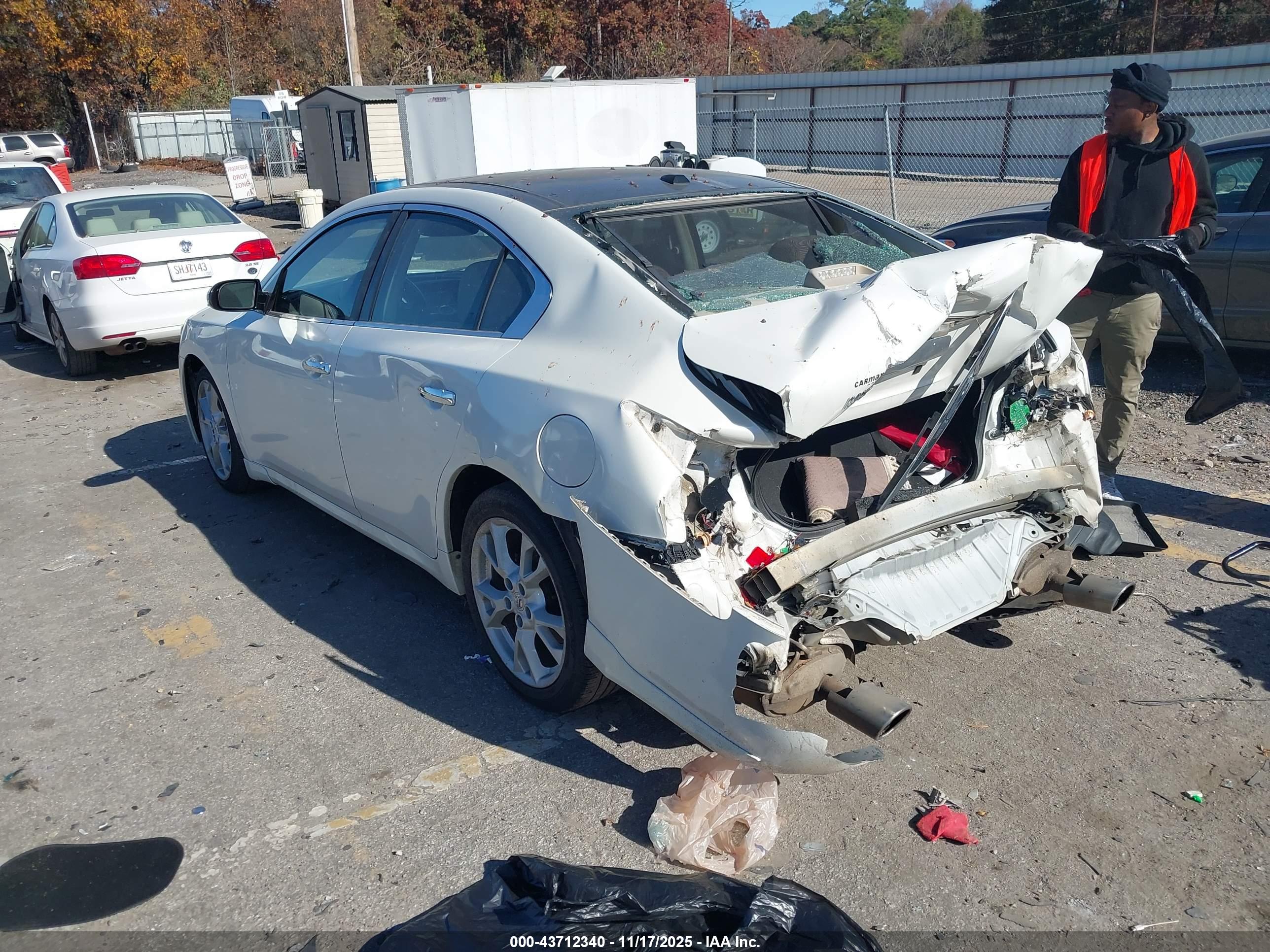 NISSAN MAXIMA image 3