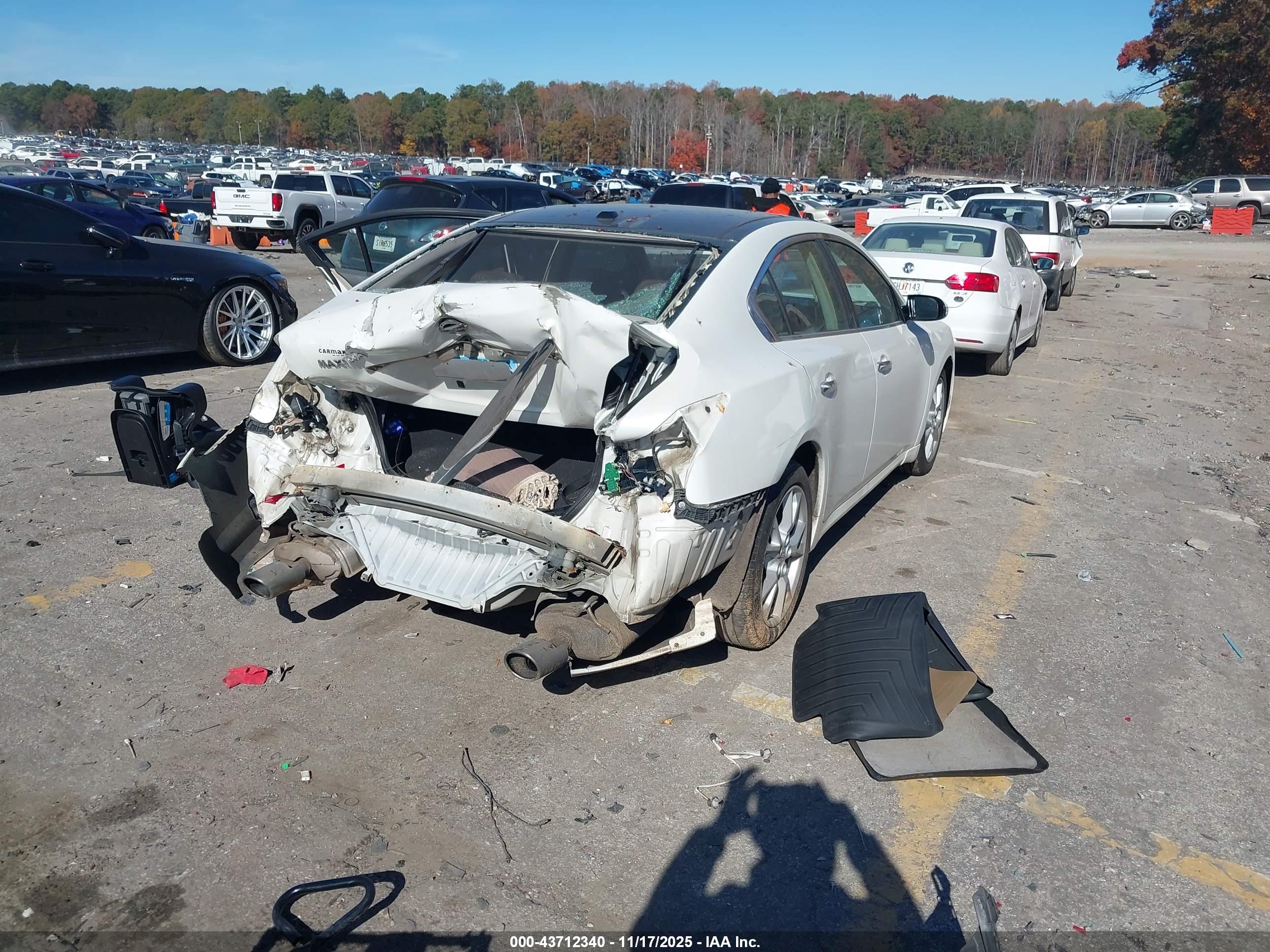 NISSAN MAXIMA image 4