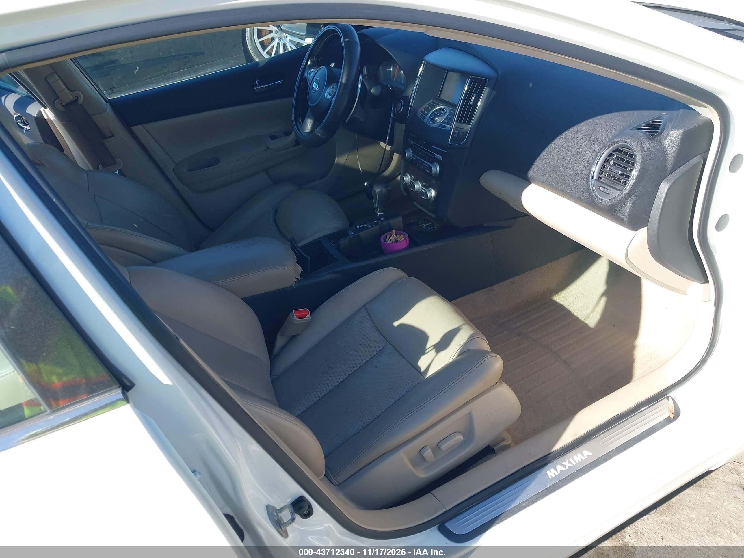 NISSAN MAXIMA image 5