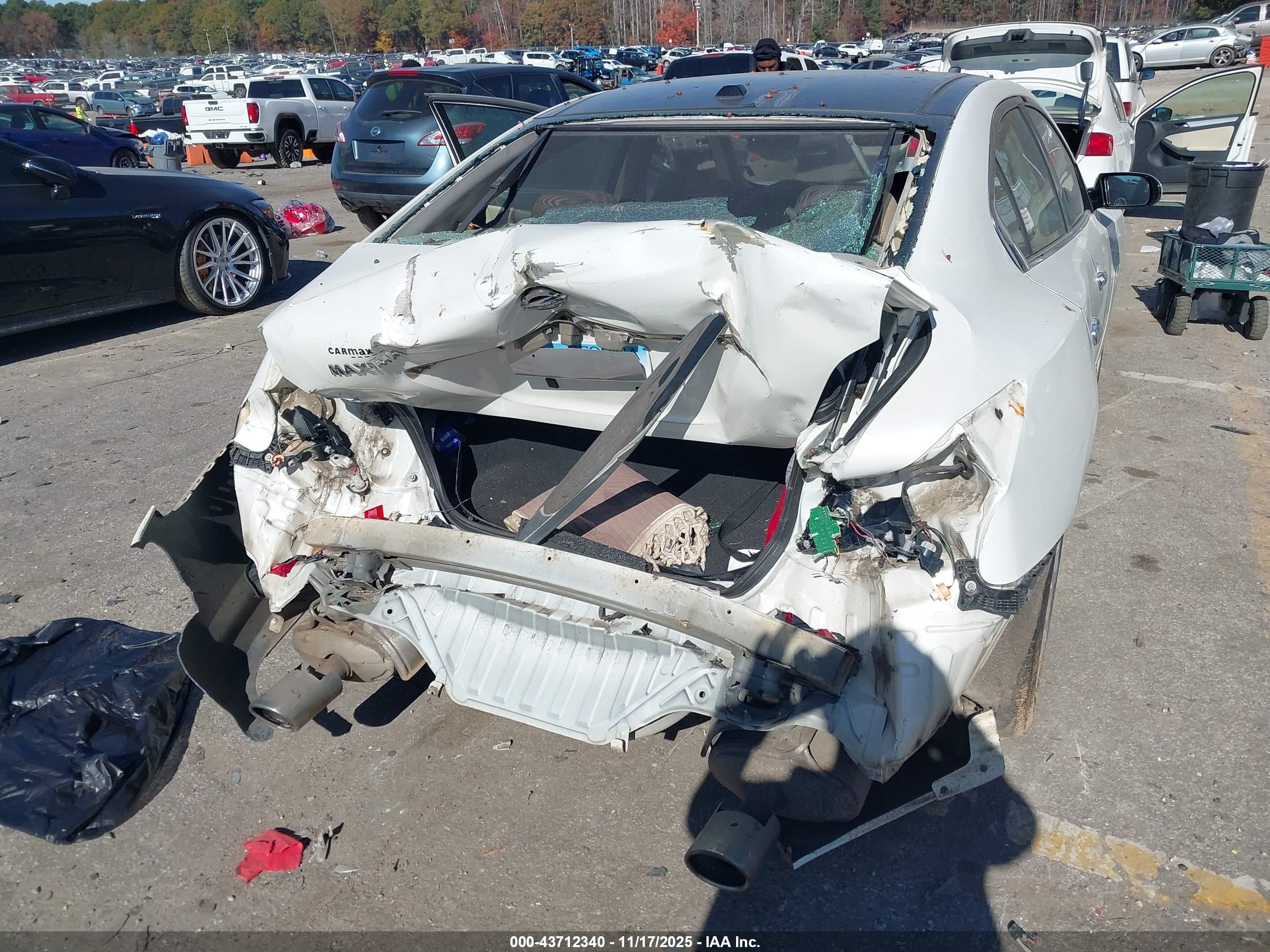 NISSAN MAXIMA image 6