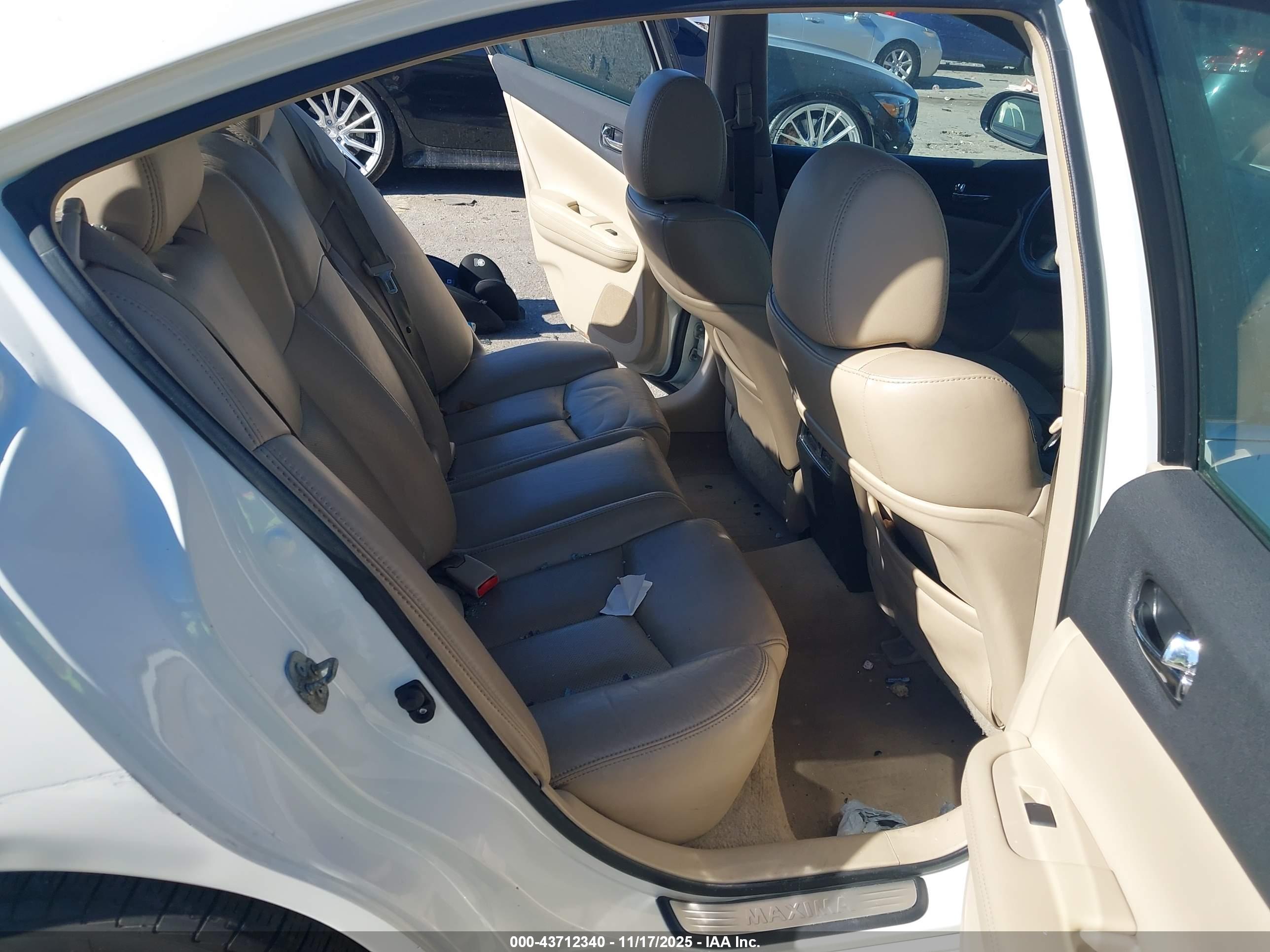 NISSAN MAXIMA image 8