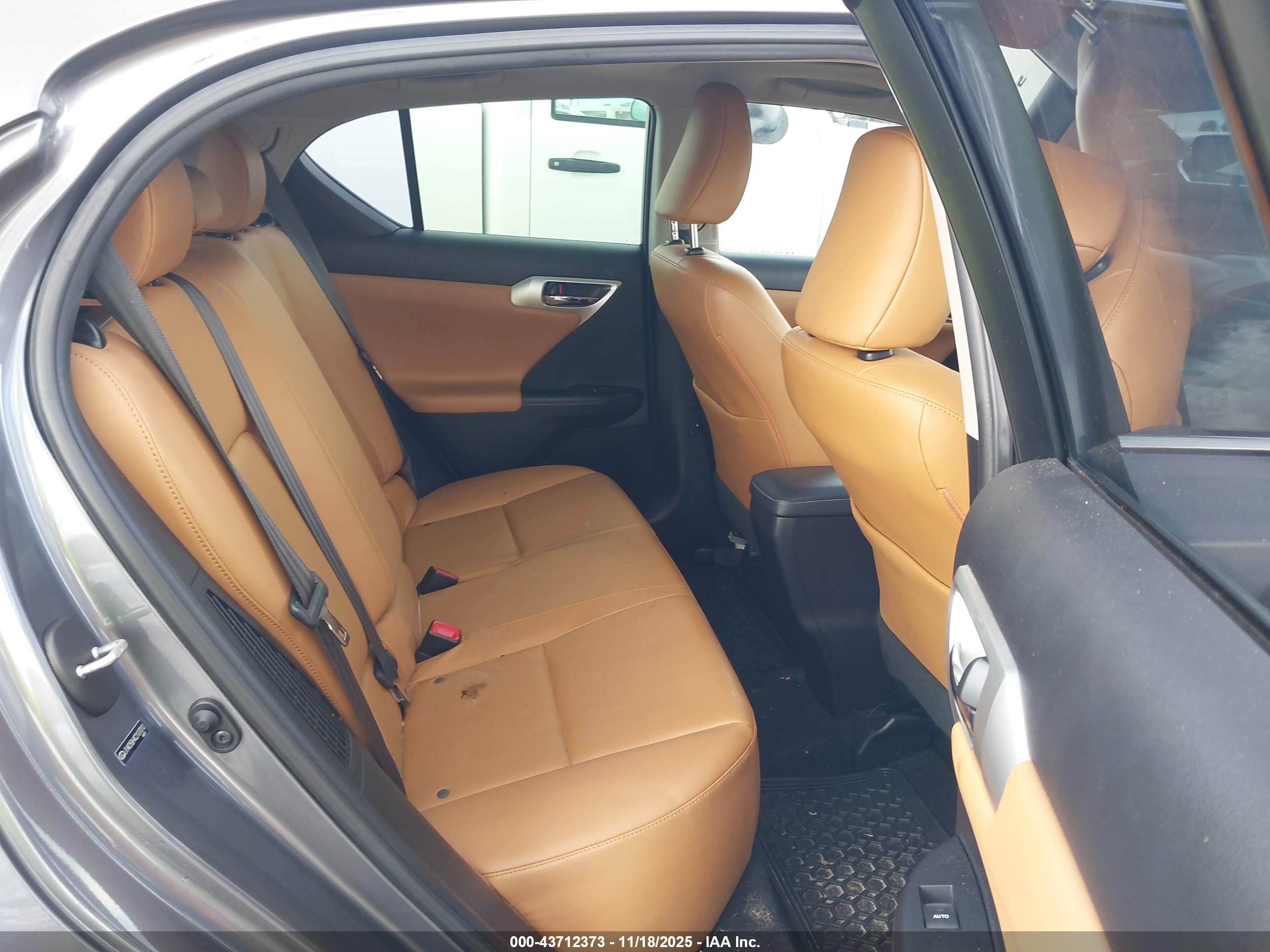 LEXUS CT image 8