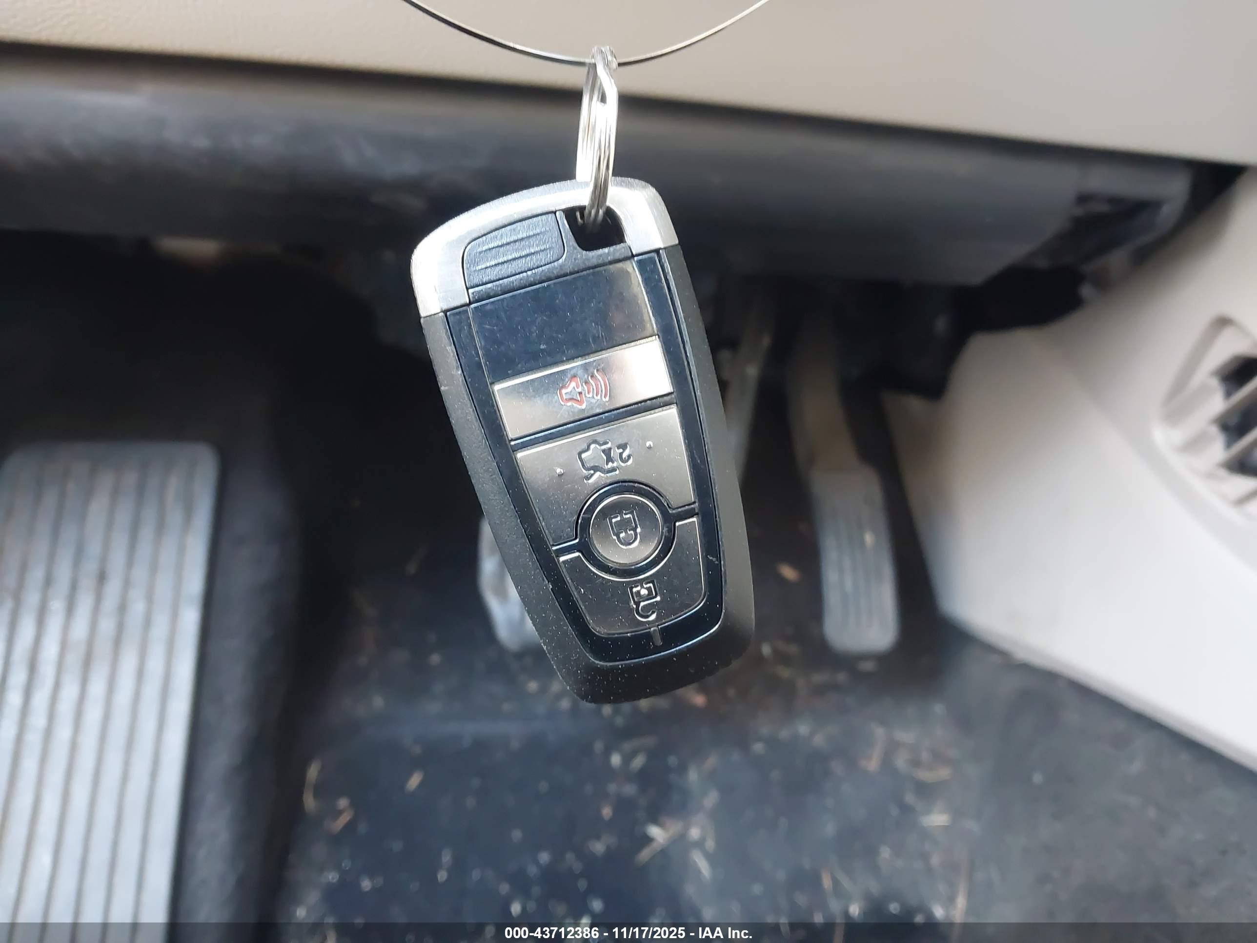 FORD FUSION image 11