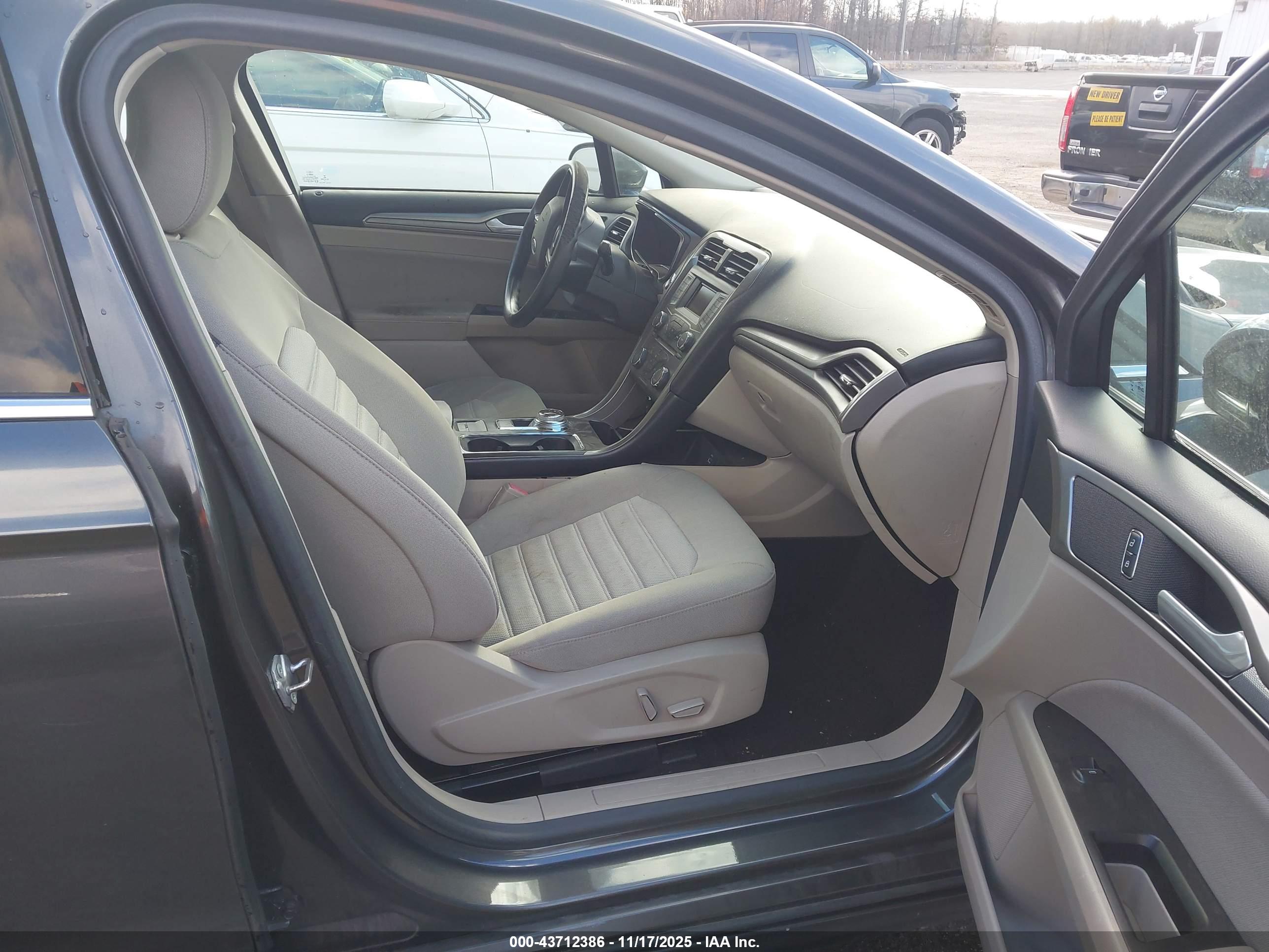FORD FUSION image 5