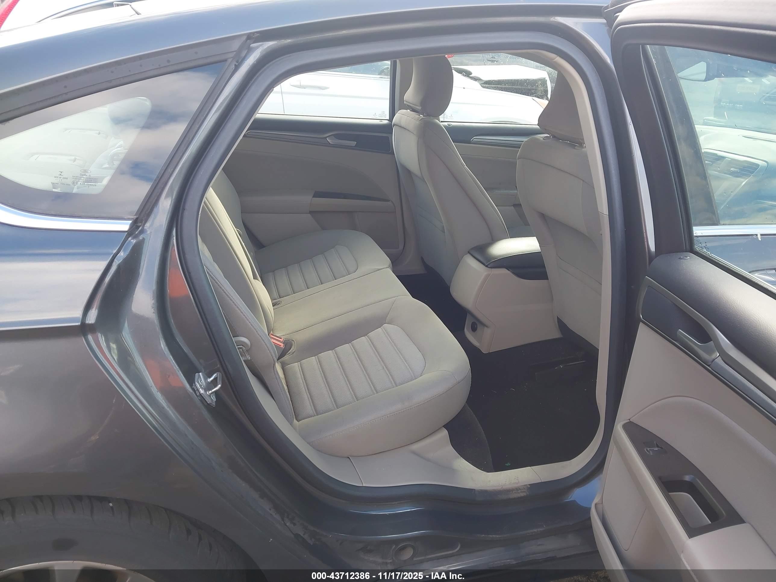 FORD FUSION image 8