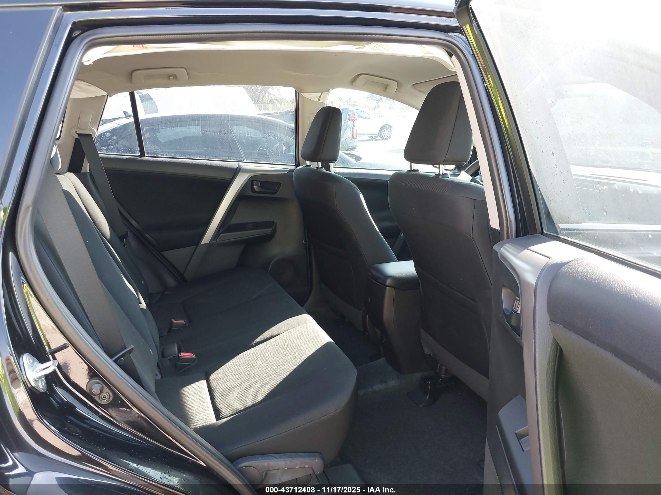 TOYOTA RAV4 image 8