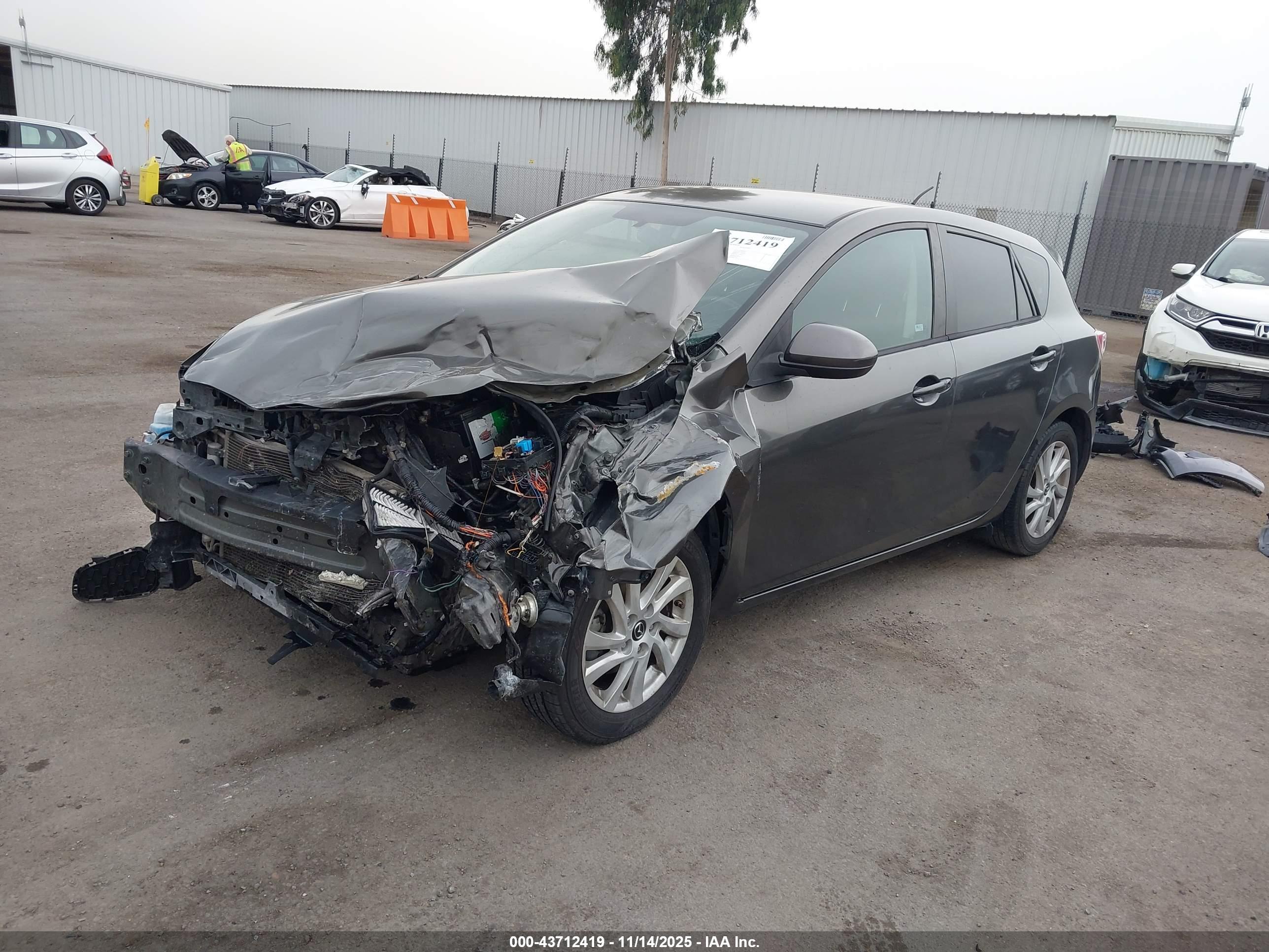 MAZDA MAZDA3 image 2