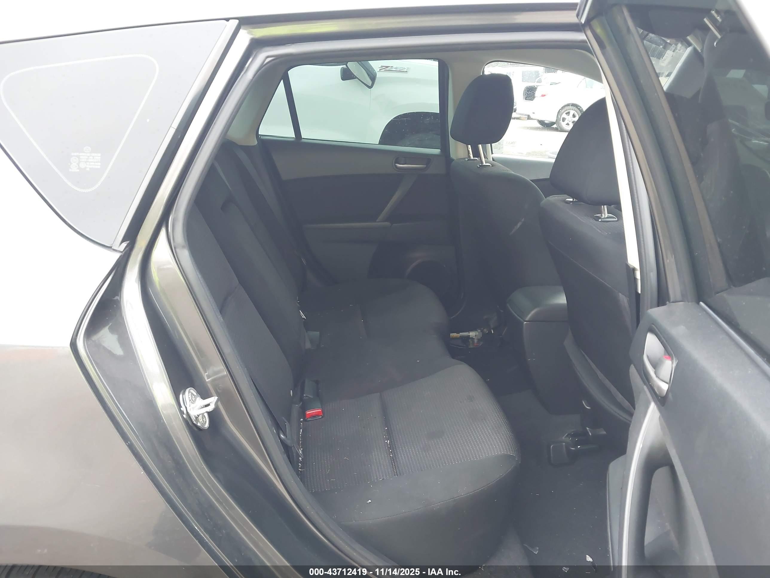 MAZDA MAZDA3 image 8