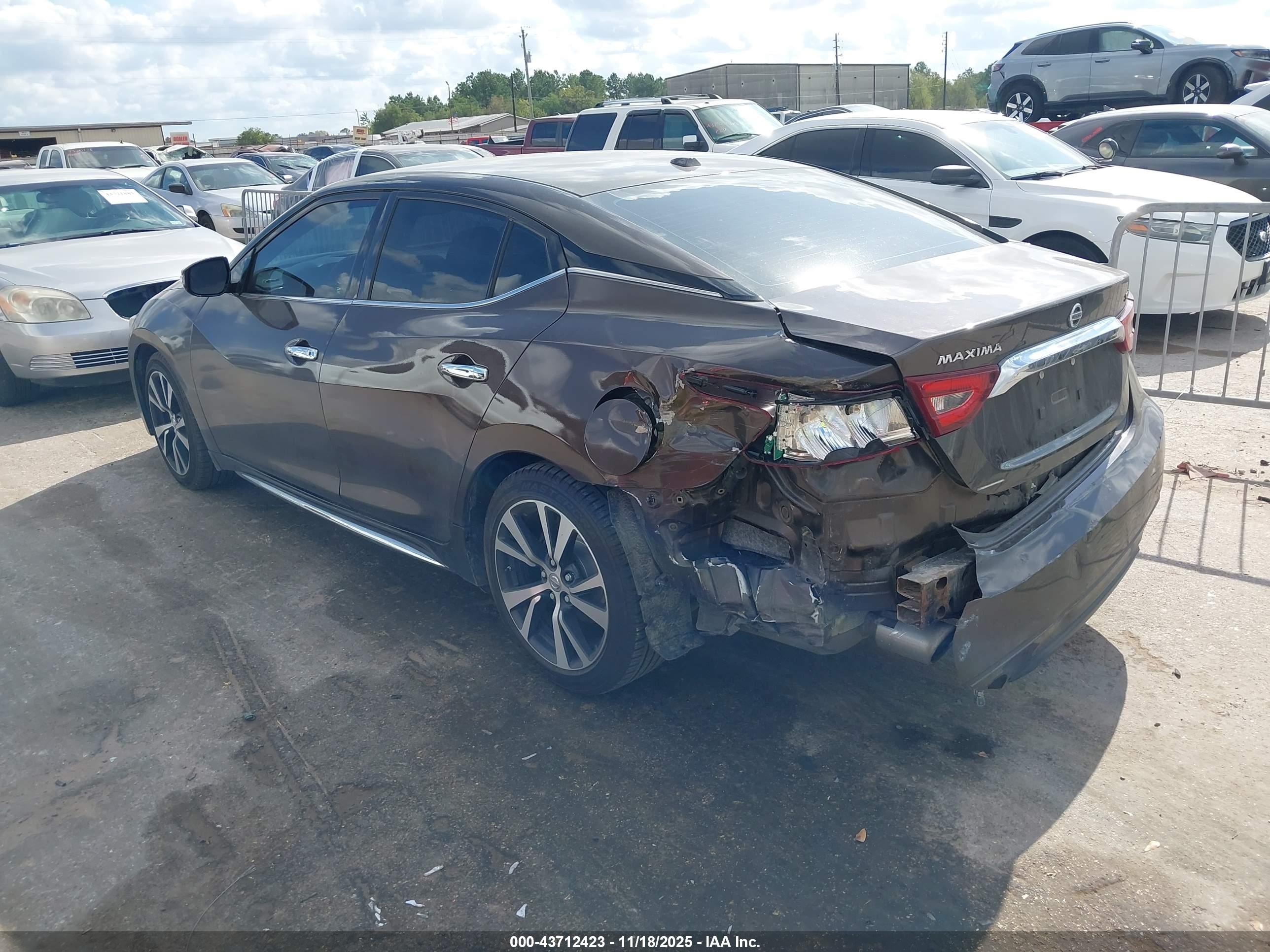 NISSAN MAXIMA image 3