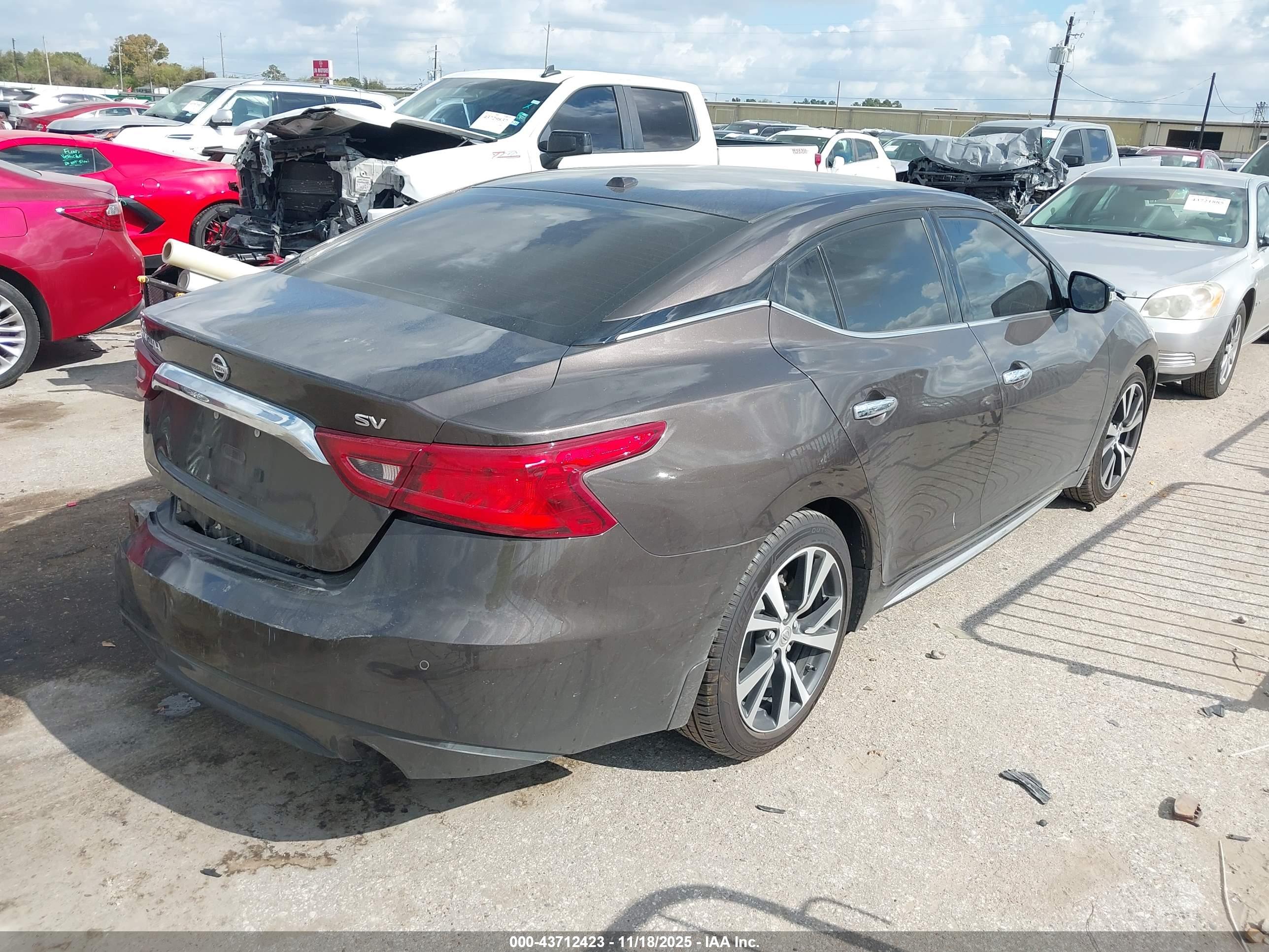 NISSAN MAXIMA image 4