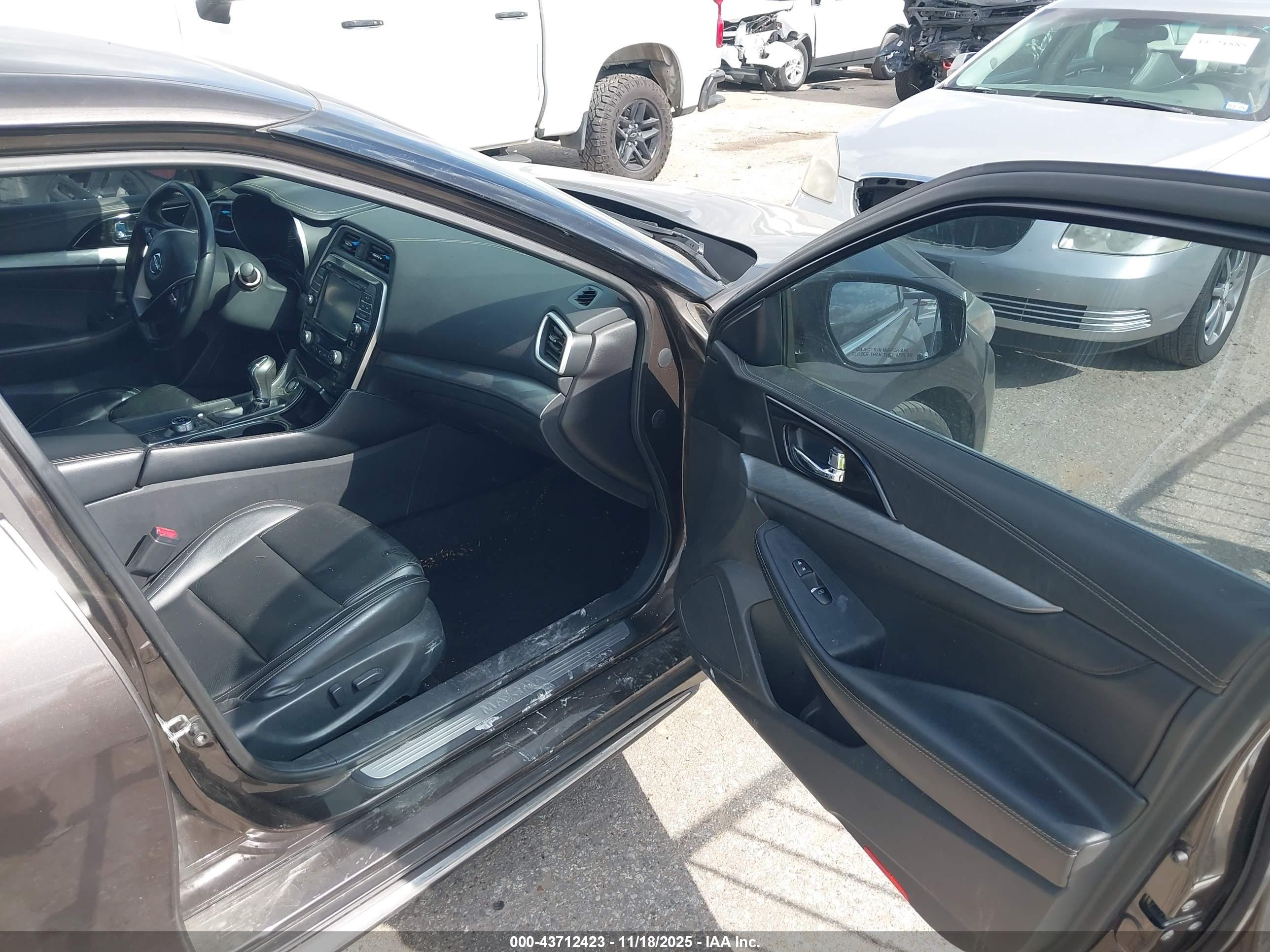 NISSAN MAXIMA image 5