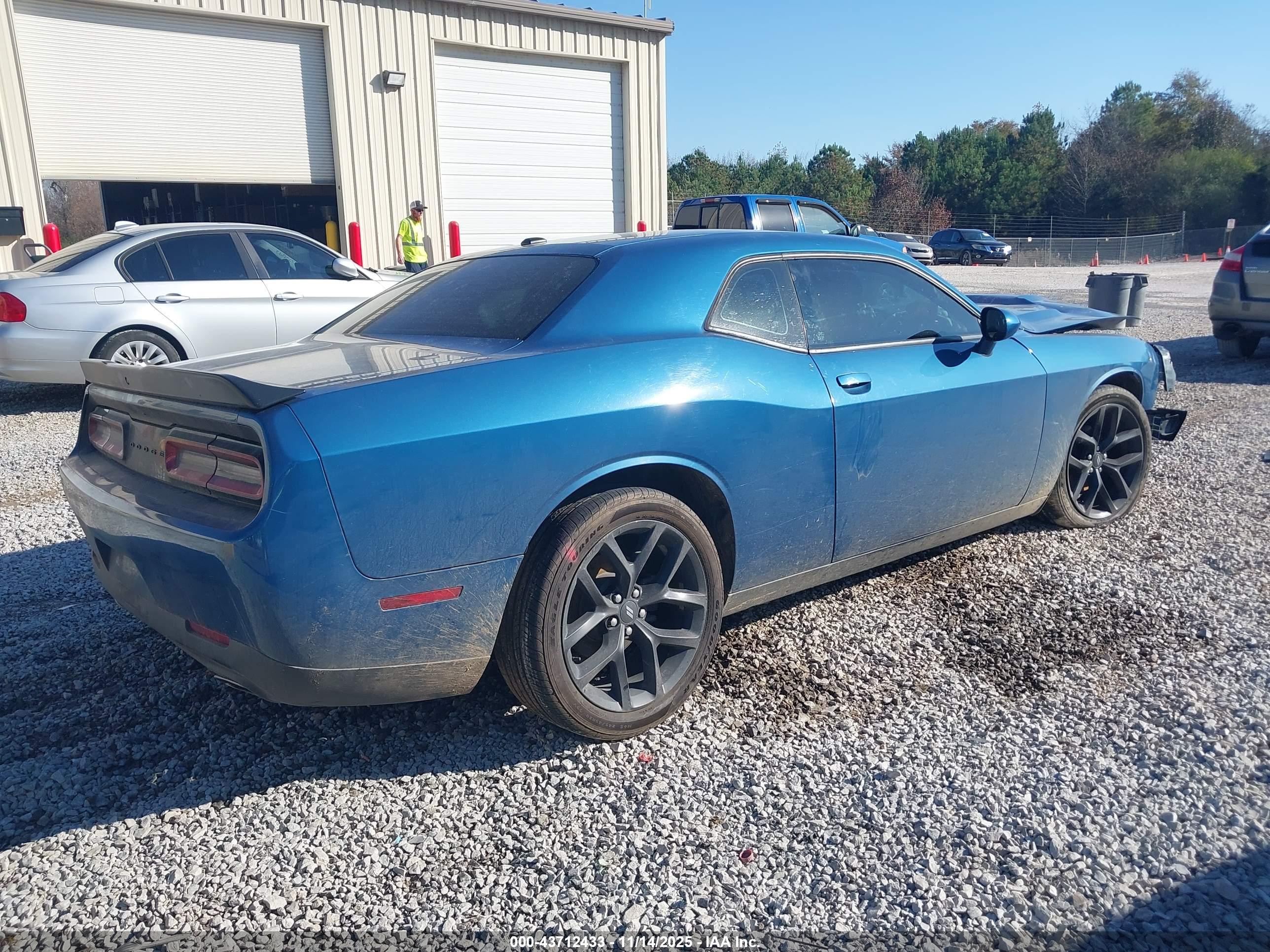 DODGE CHALLENGER image 4