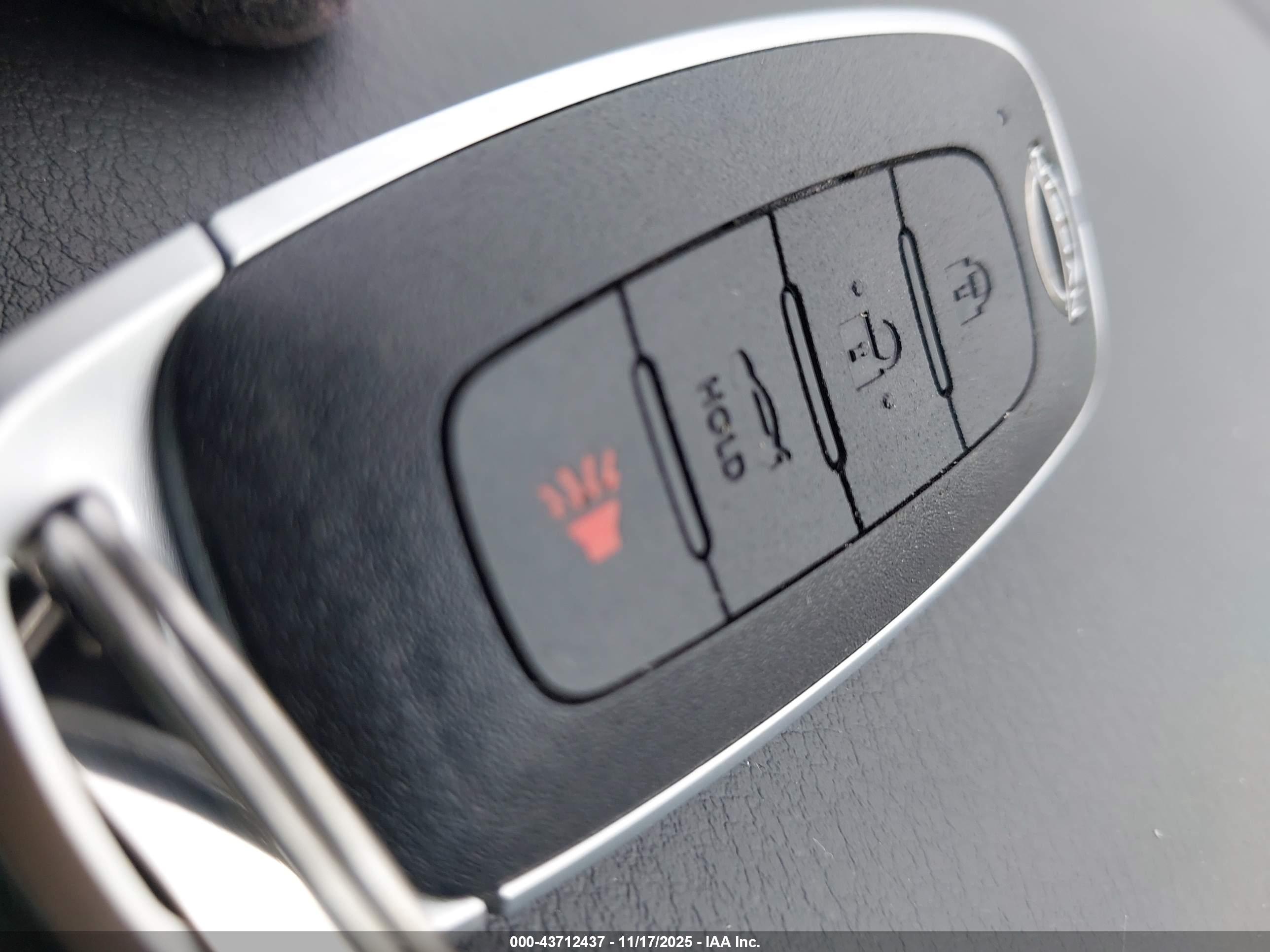 NISSAN VERSA image 11