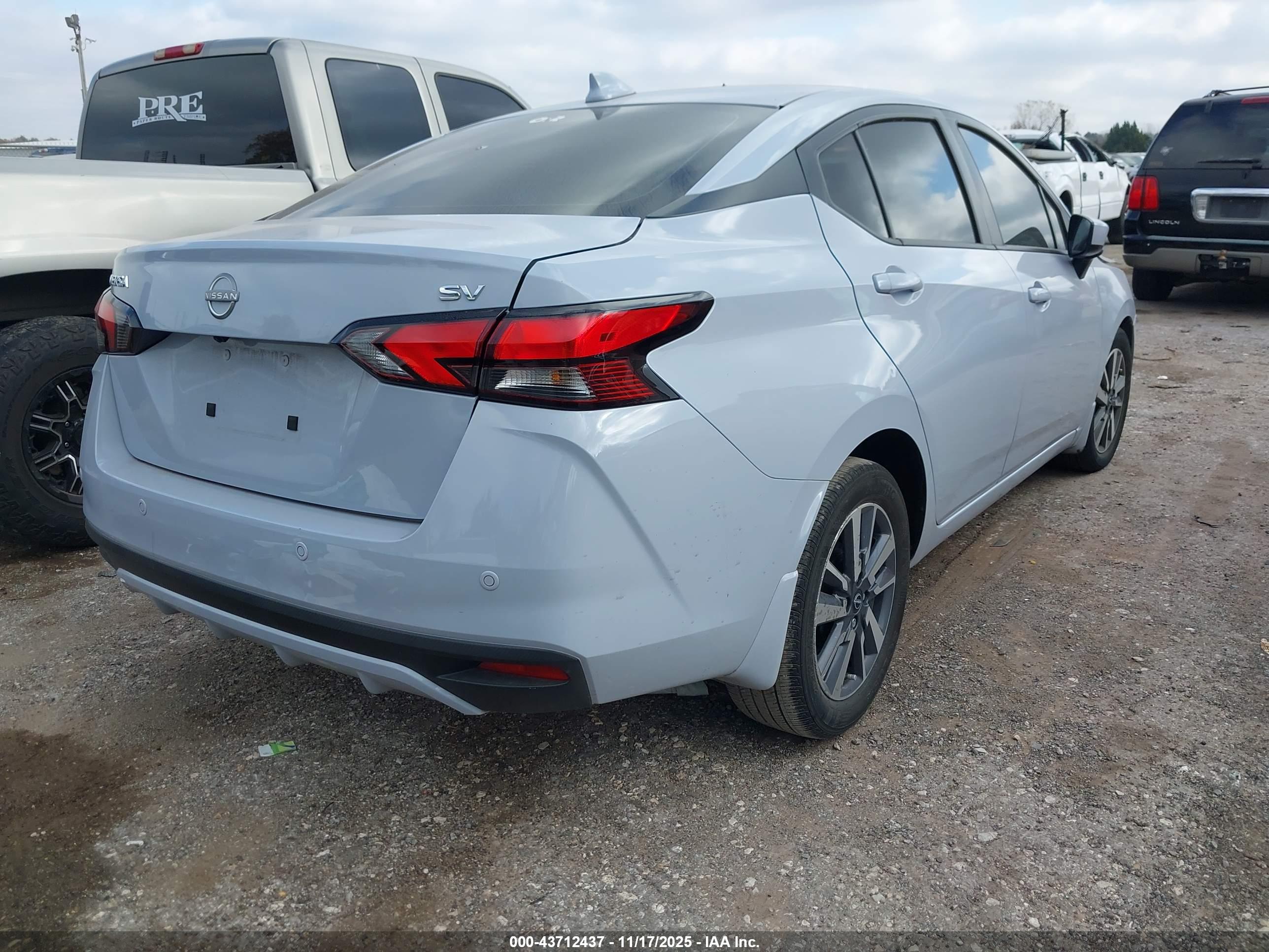 NISSAN VERSA image 4
