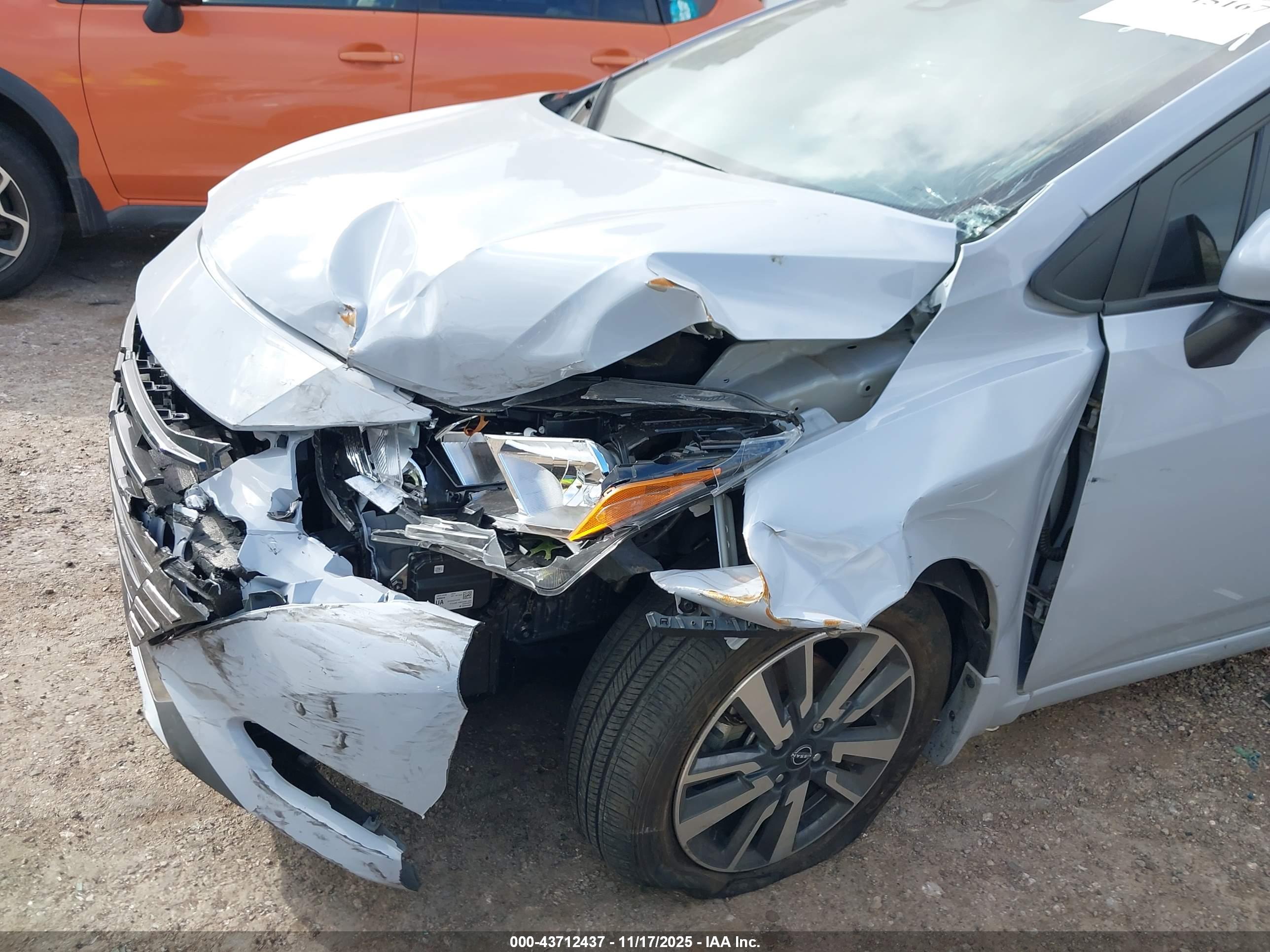 NISSAN VERSA image 6