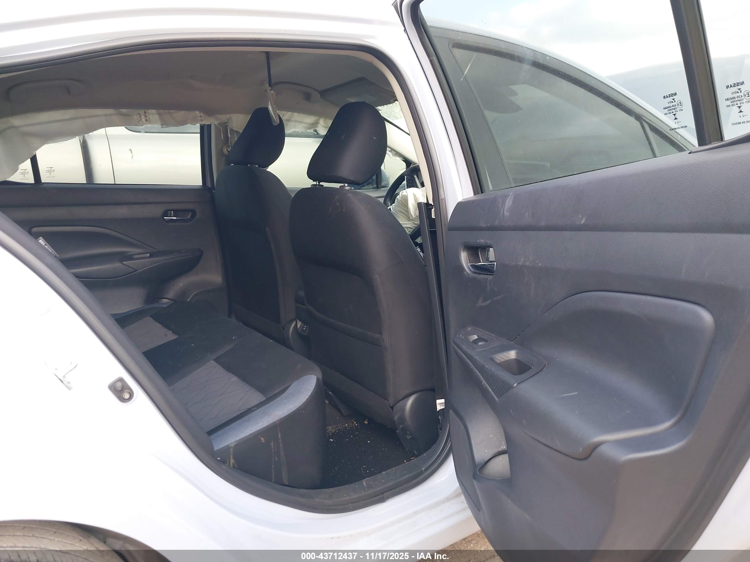 NISSAN VERSA image 8