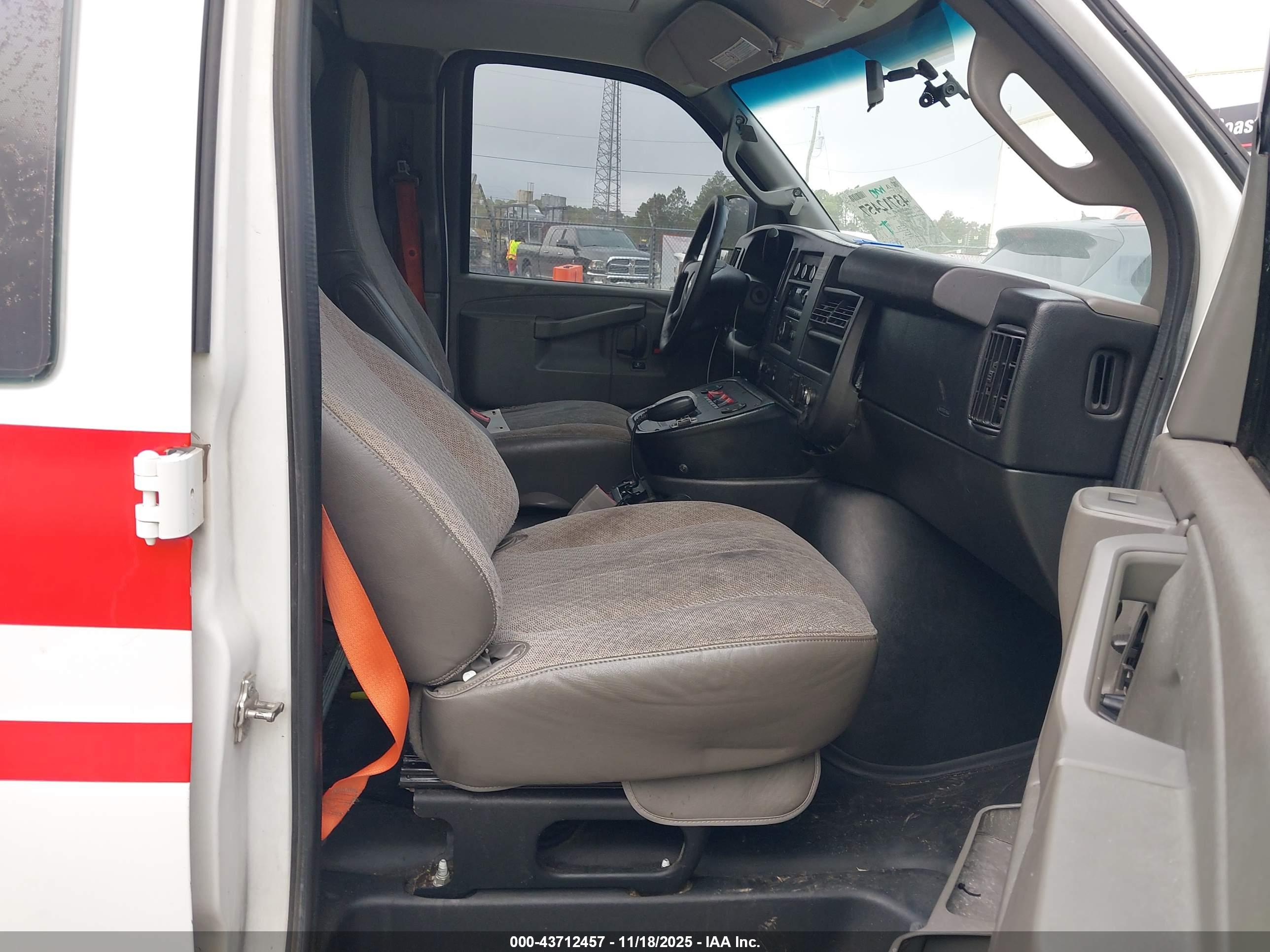 CHEVROLET EXPRESS image 5