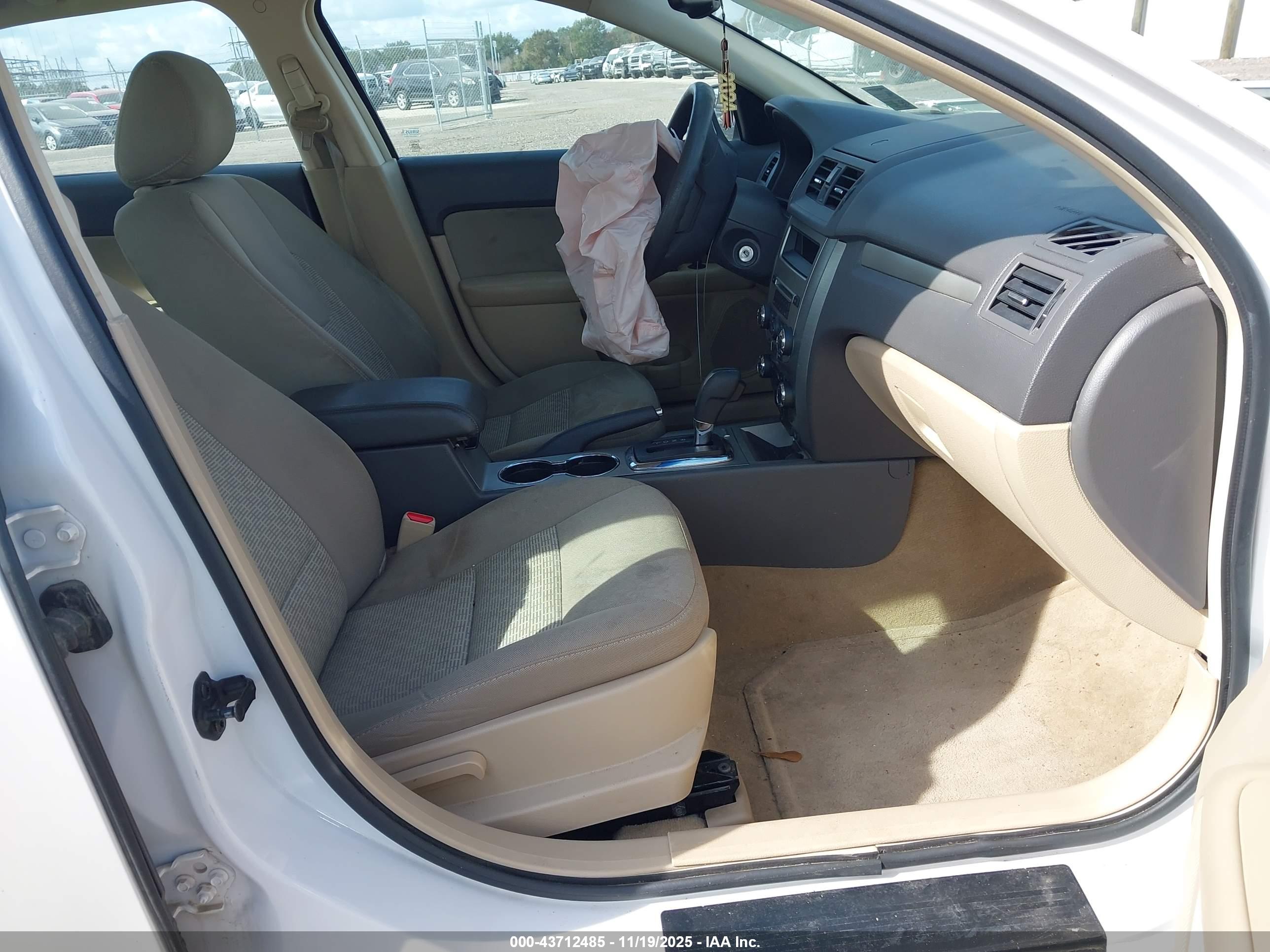 FORD FUSION image 5