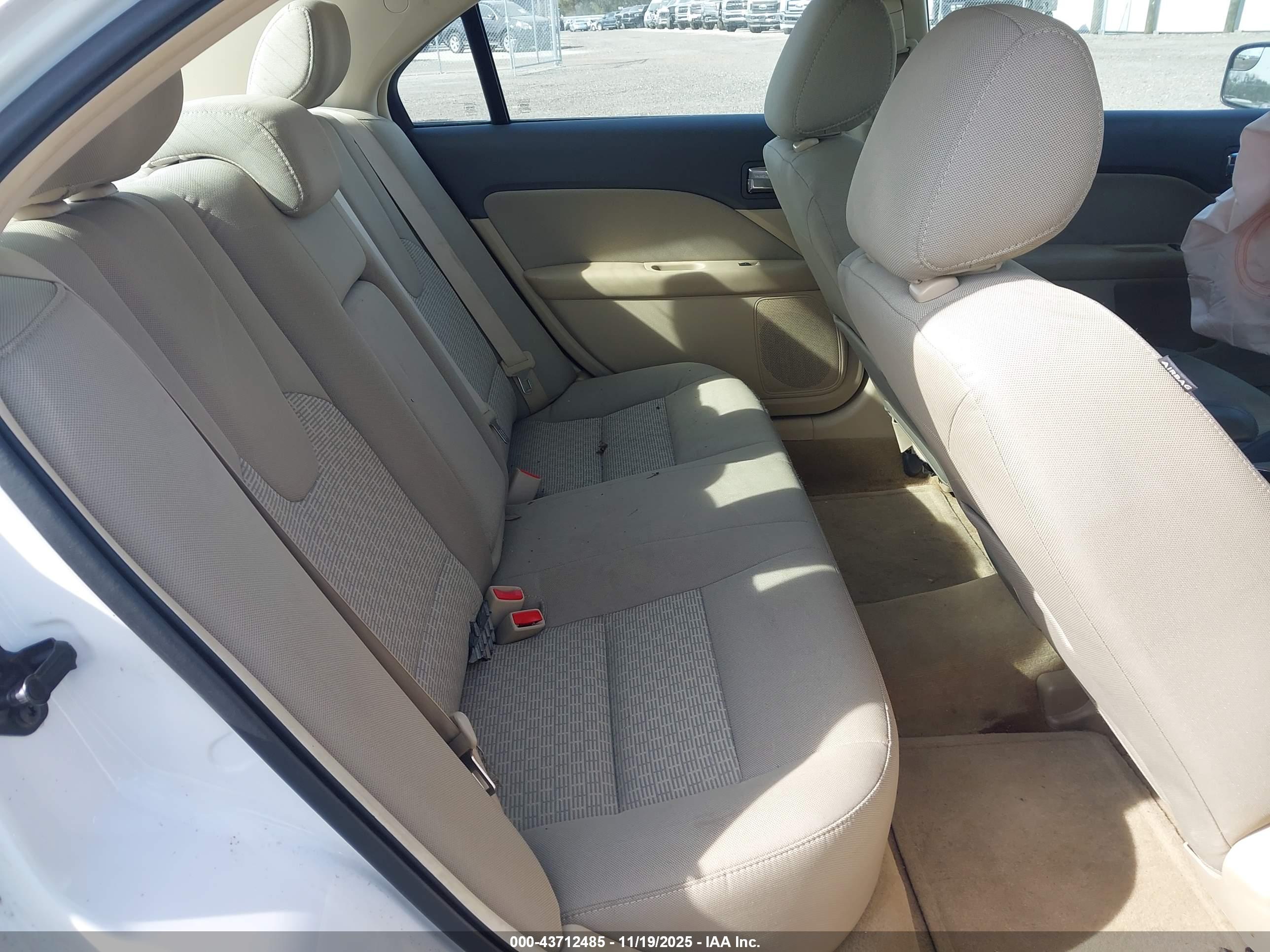 FORD FUSION image 8