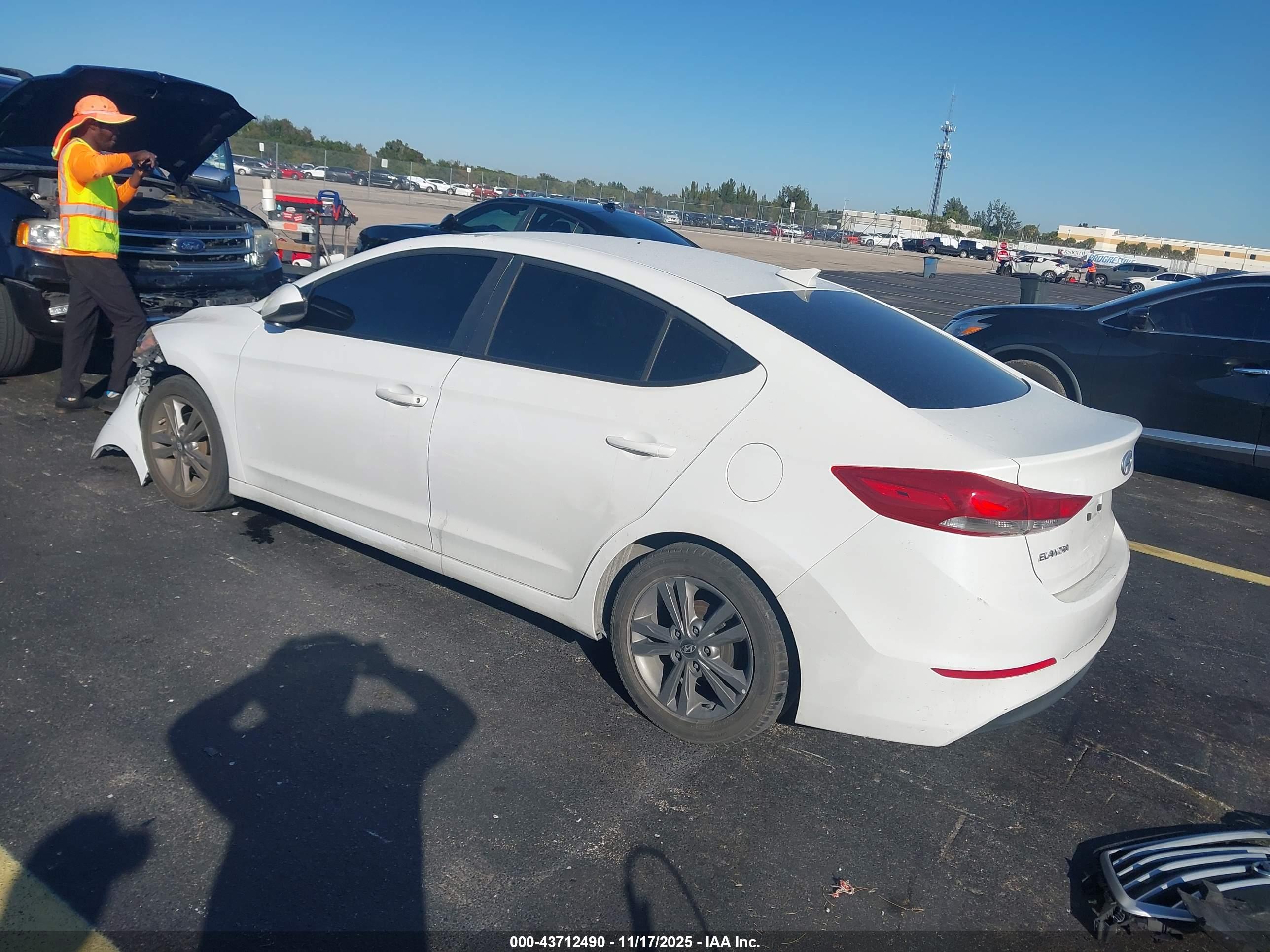 HYUNDAI ELANTRA image 3