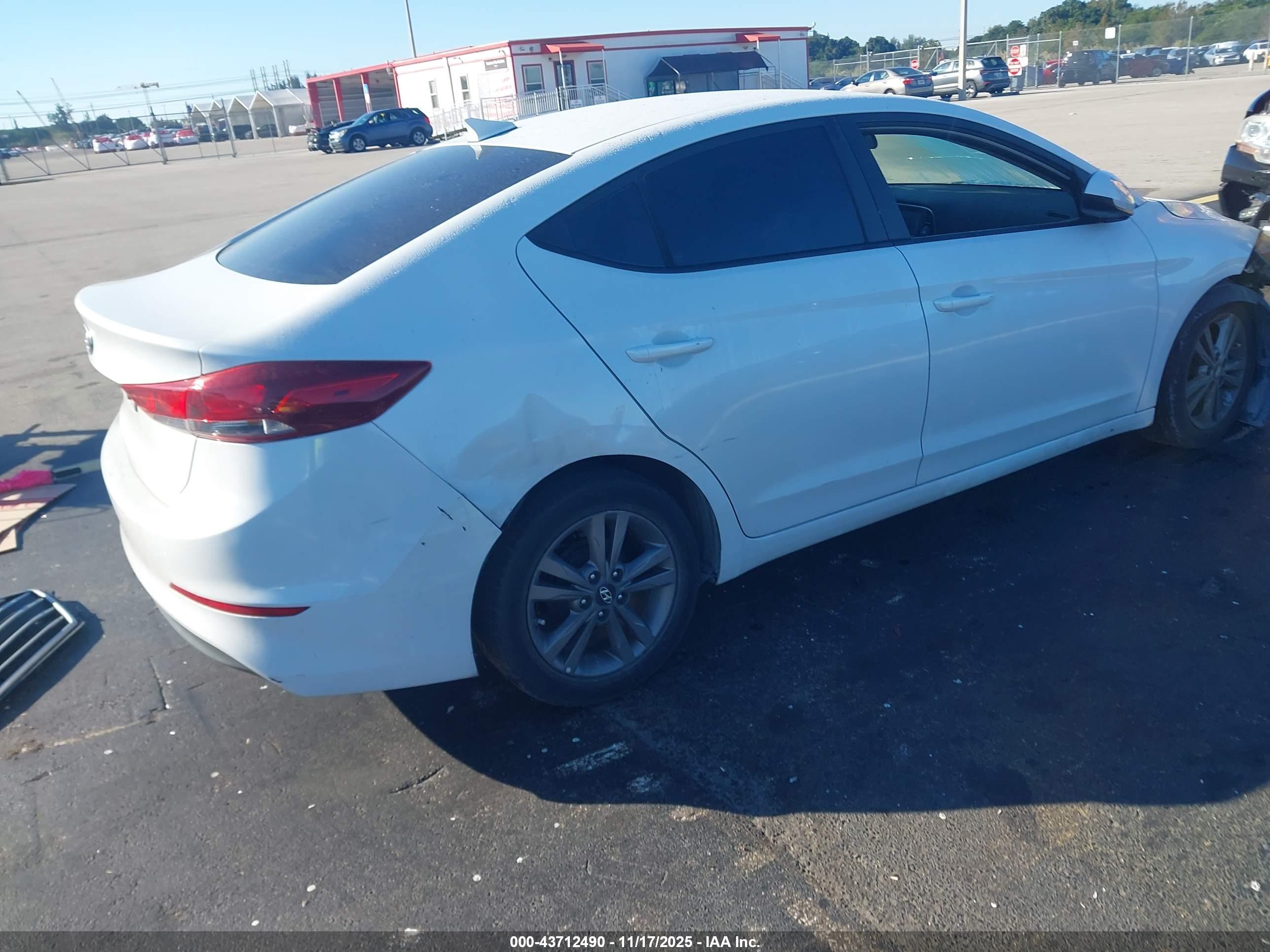 HYUNDAI ELANTRA image 4