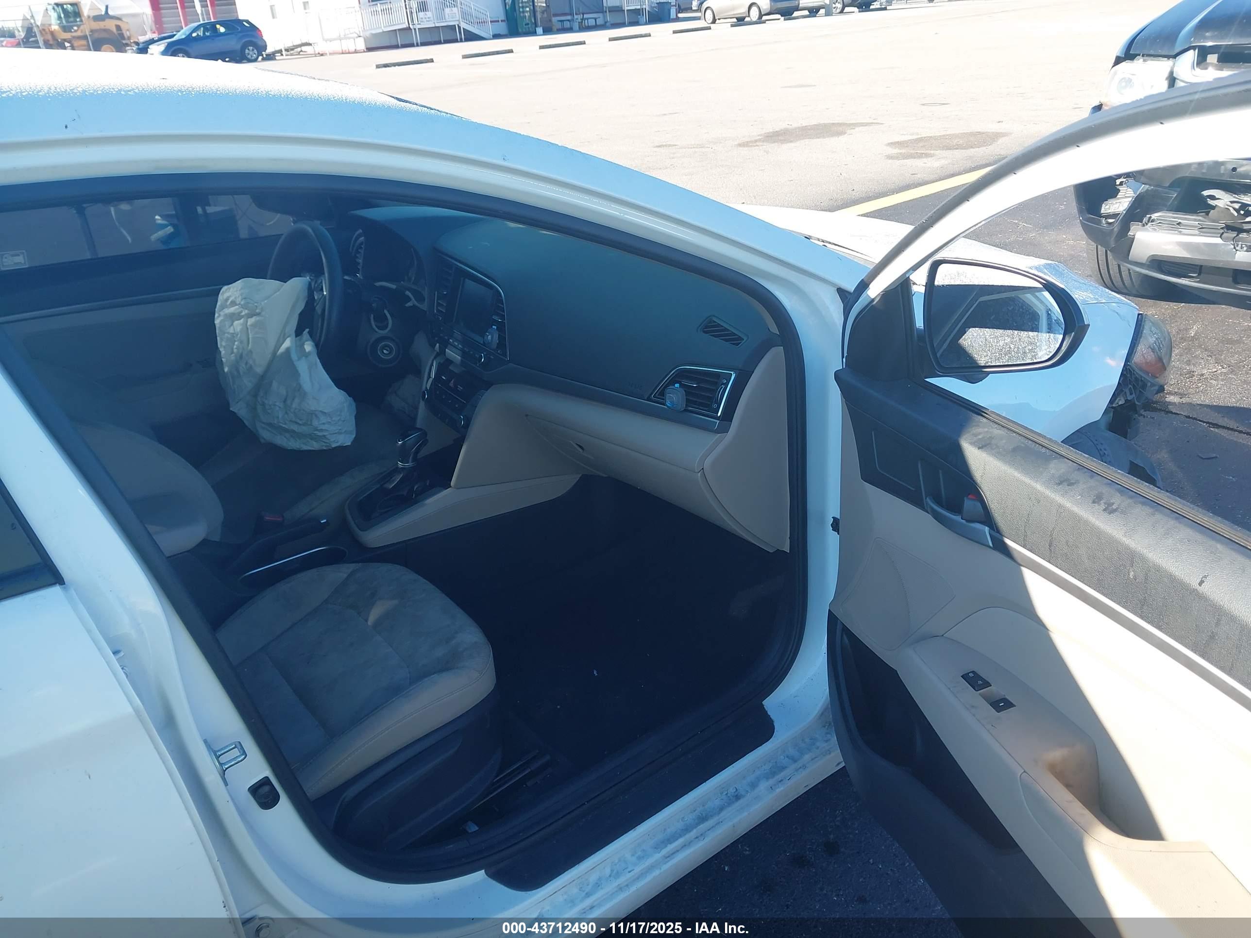 HYUNDAI ELANTRA image 5