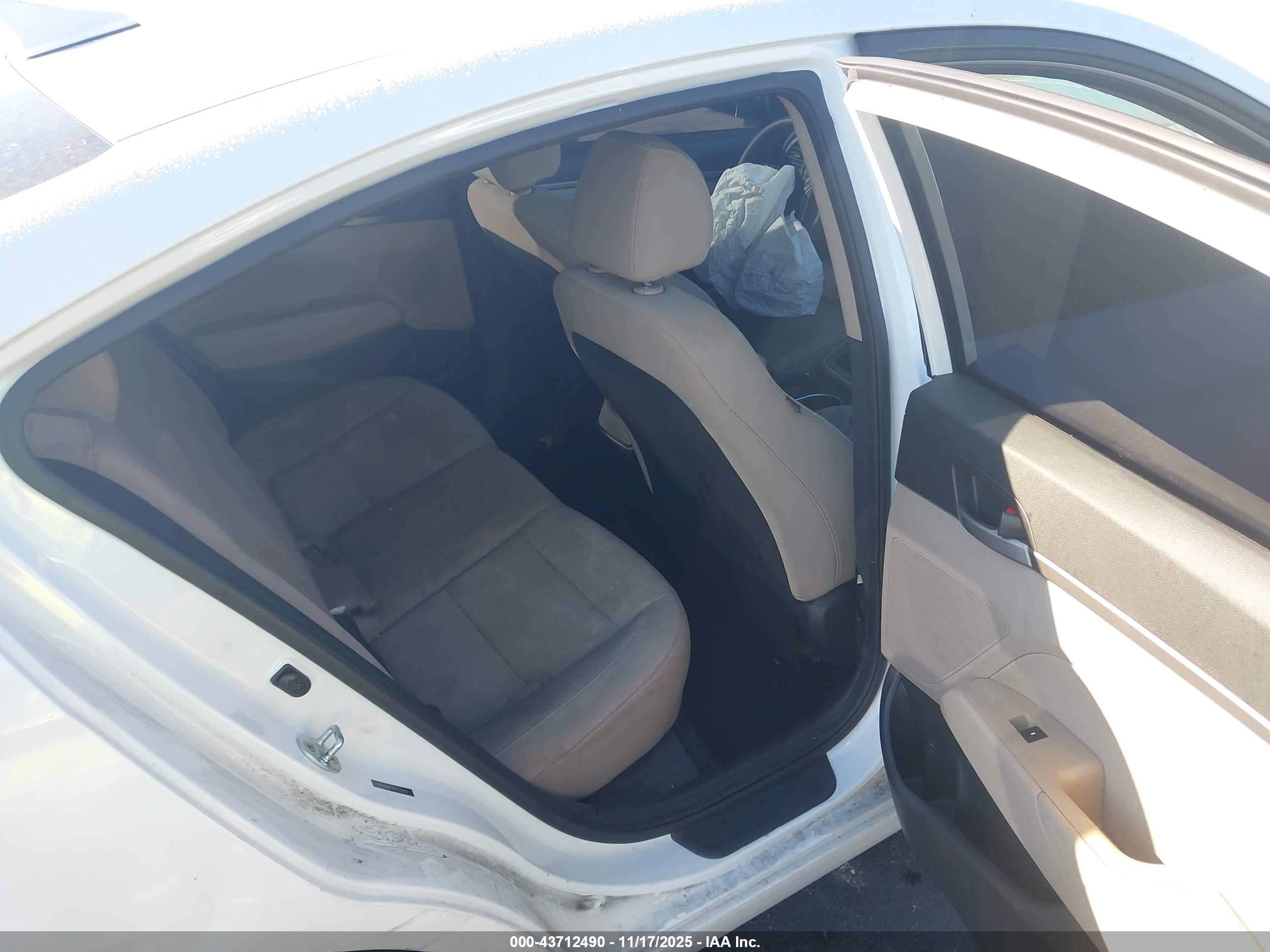 HYUNDAI ELANTRA image 8