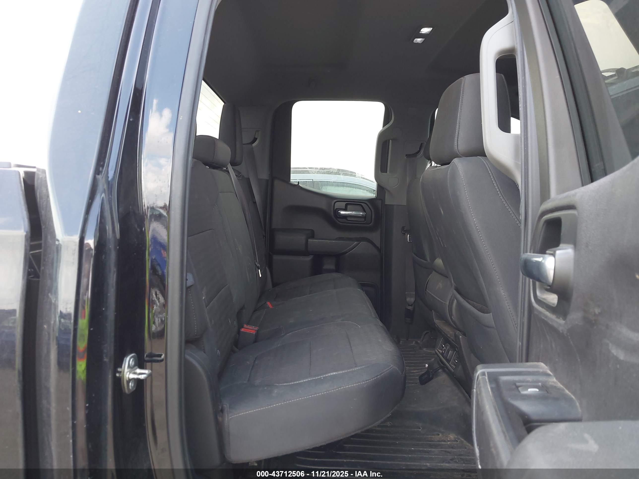 CHEVROLET SILVERADO image 8